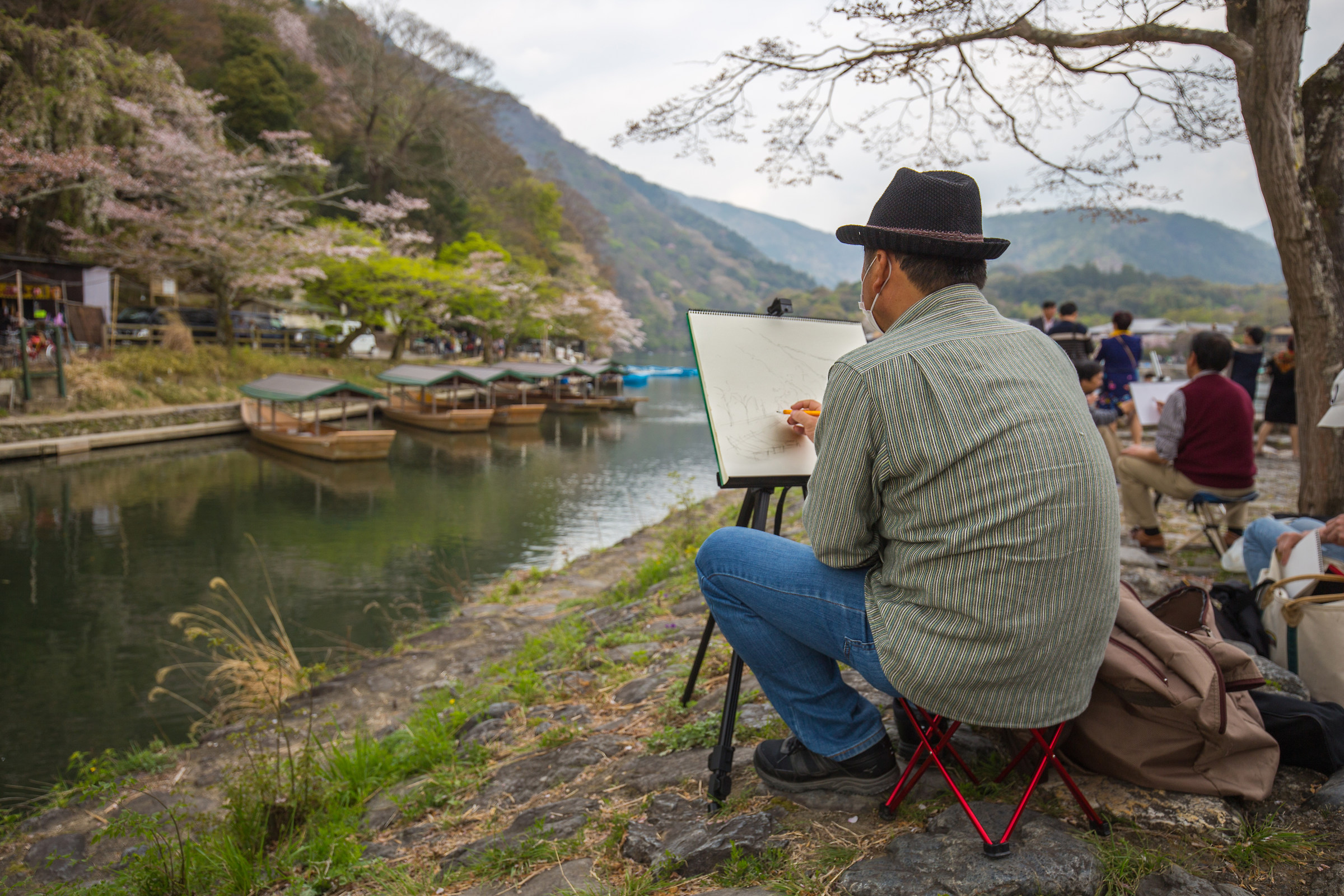 Pittore sulle rive del fiume Hozu