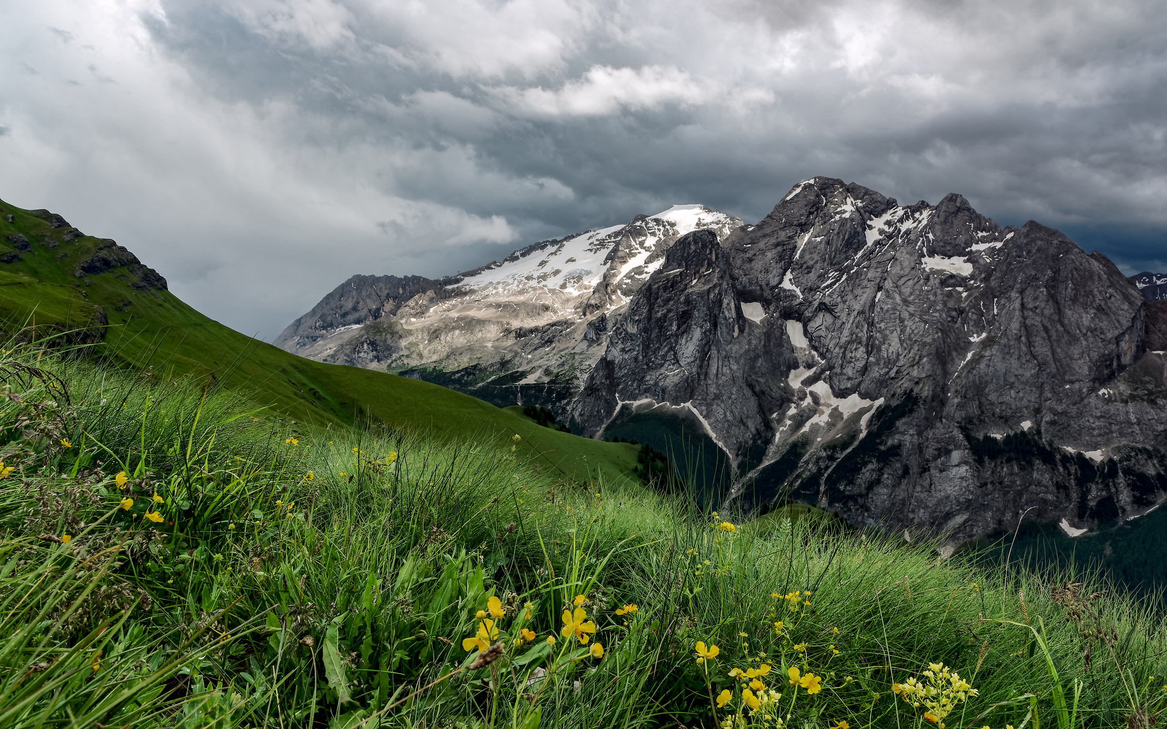 Aria di pioggia sulla Marmolada