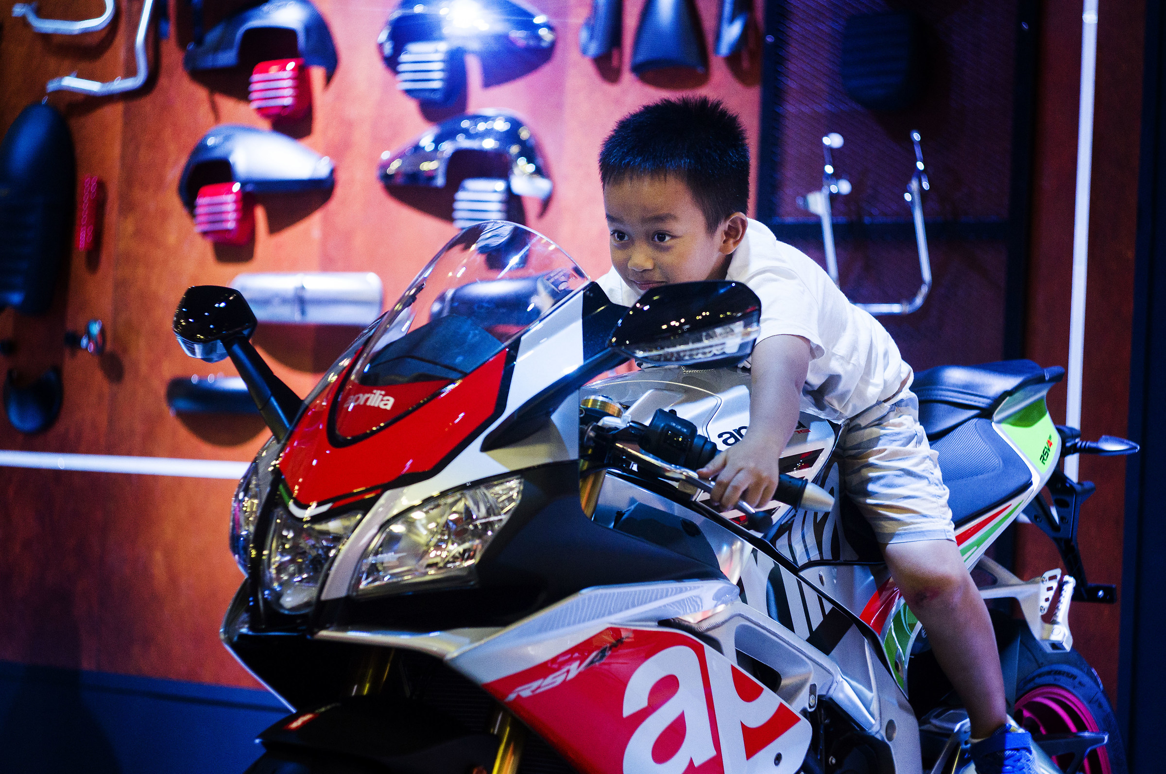 Ragazzo e la moto-Aprilia