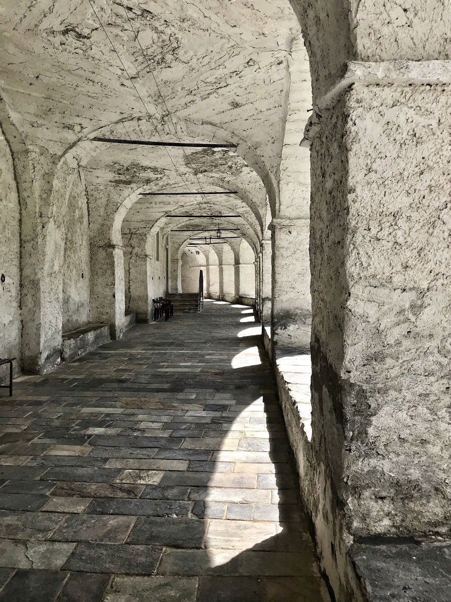 Il porticato del Santuario di San Magno