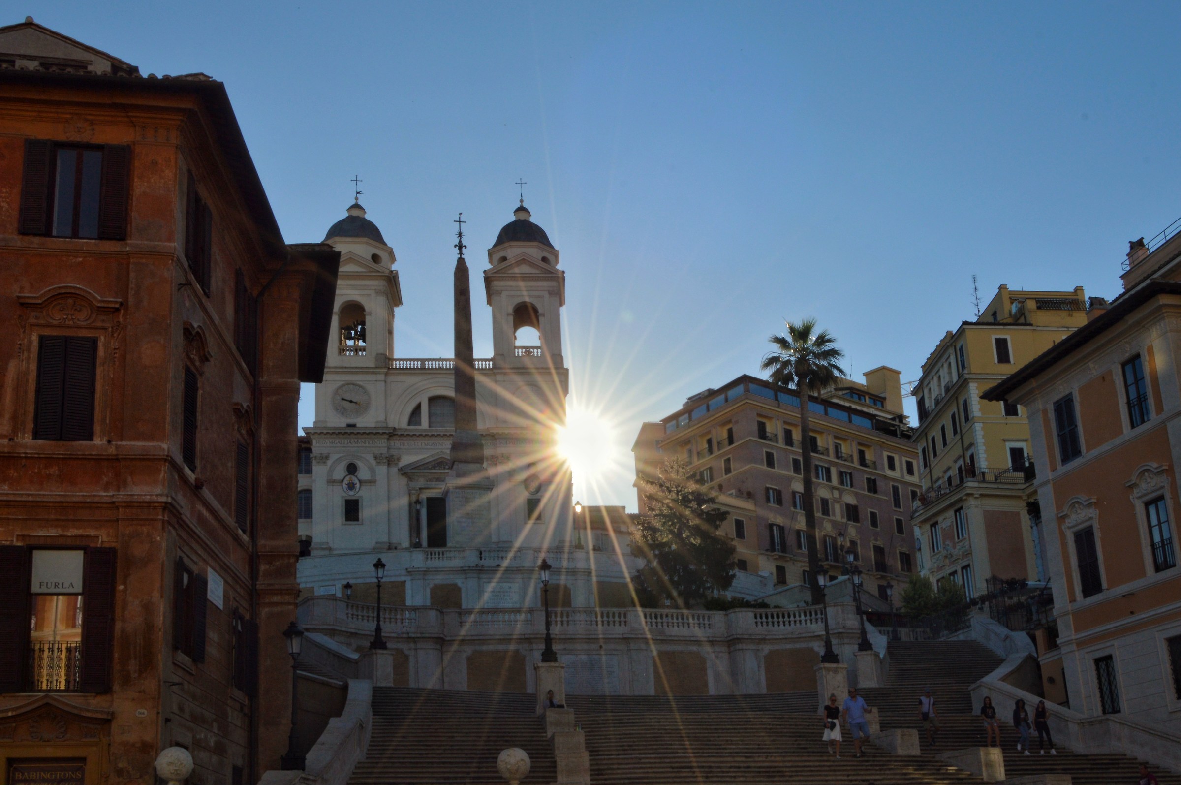 Il sole sorge in Piazza di Spagna