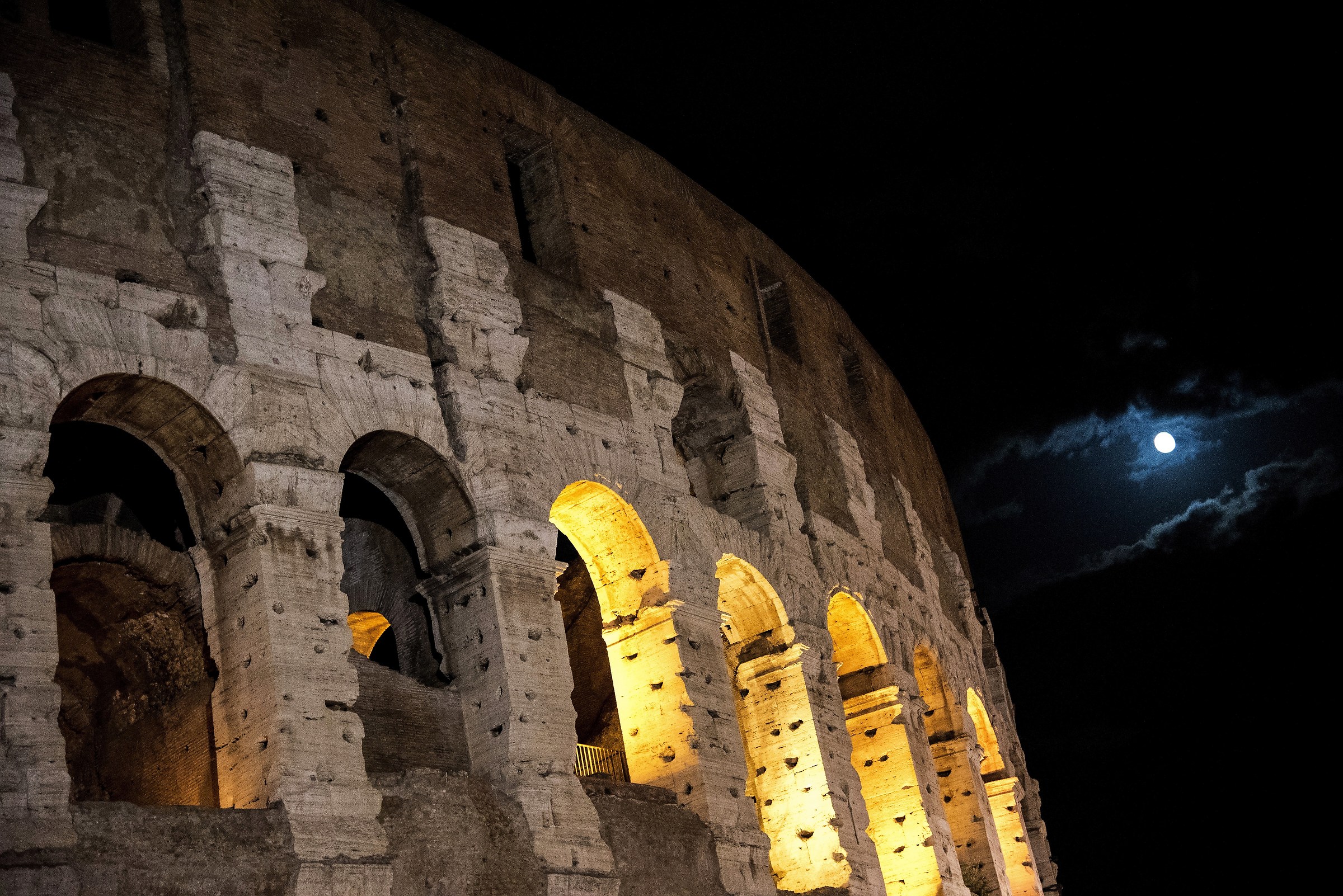 Colosseo sotto Luna