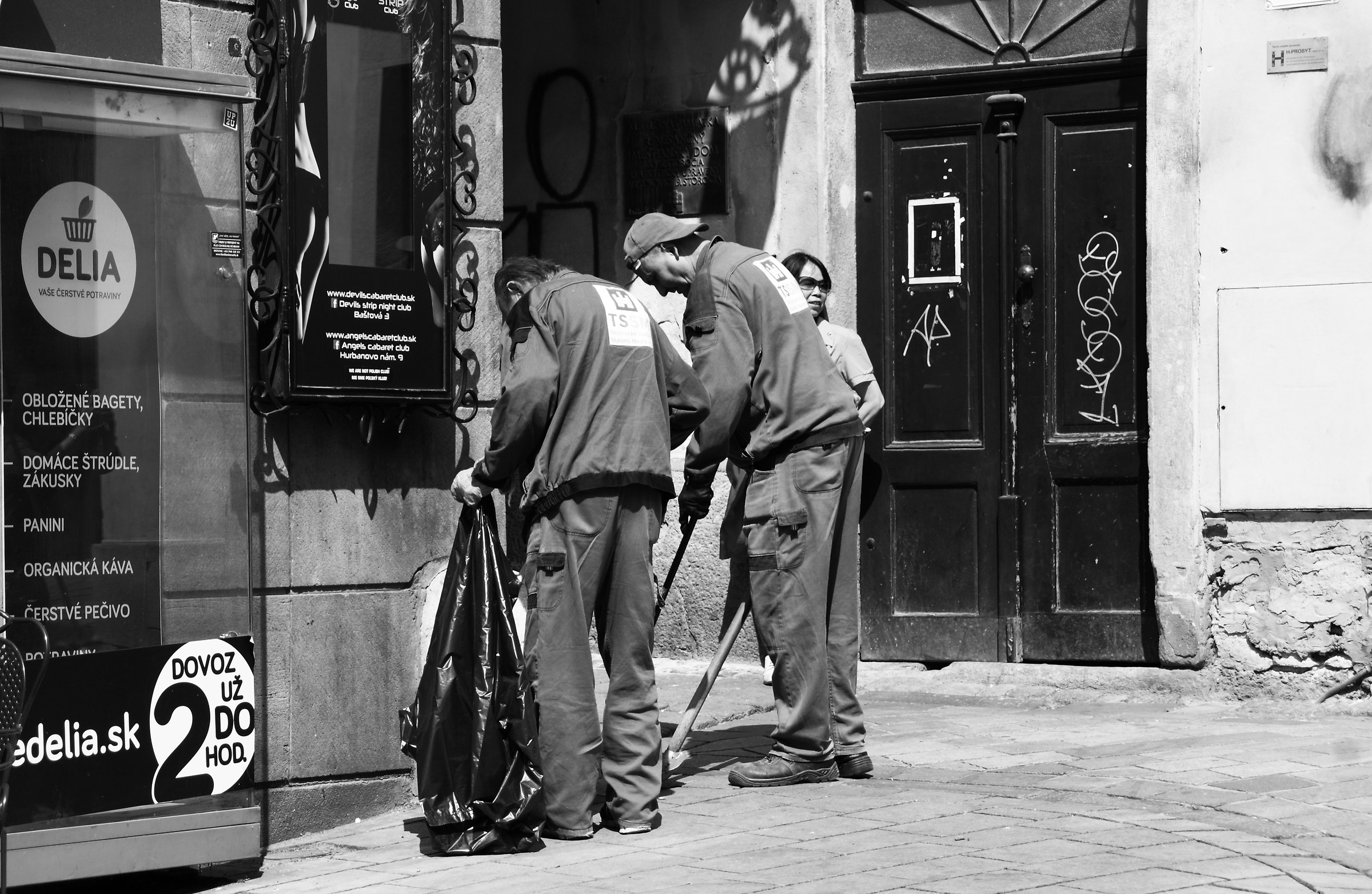 C'è chi lavora e chi si mette in posa