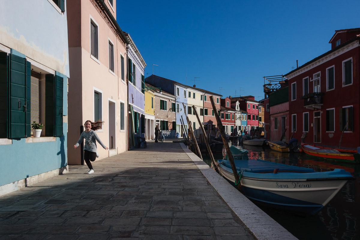 Burano ... la bimba all'improvviso!