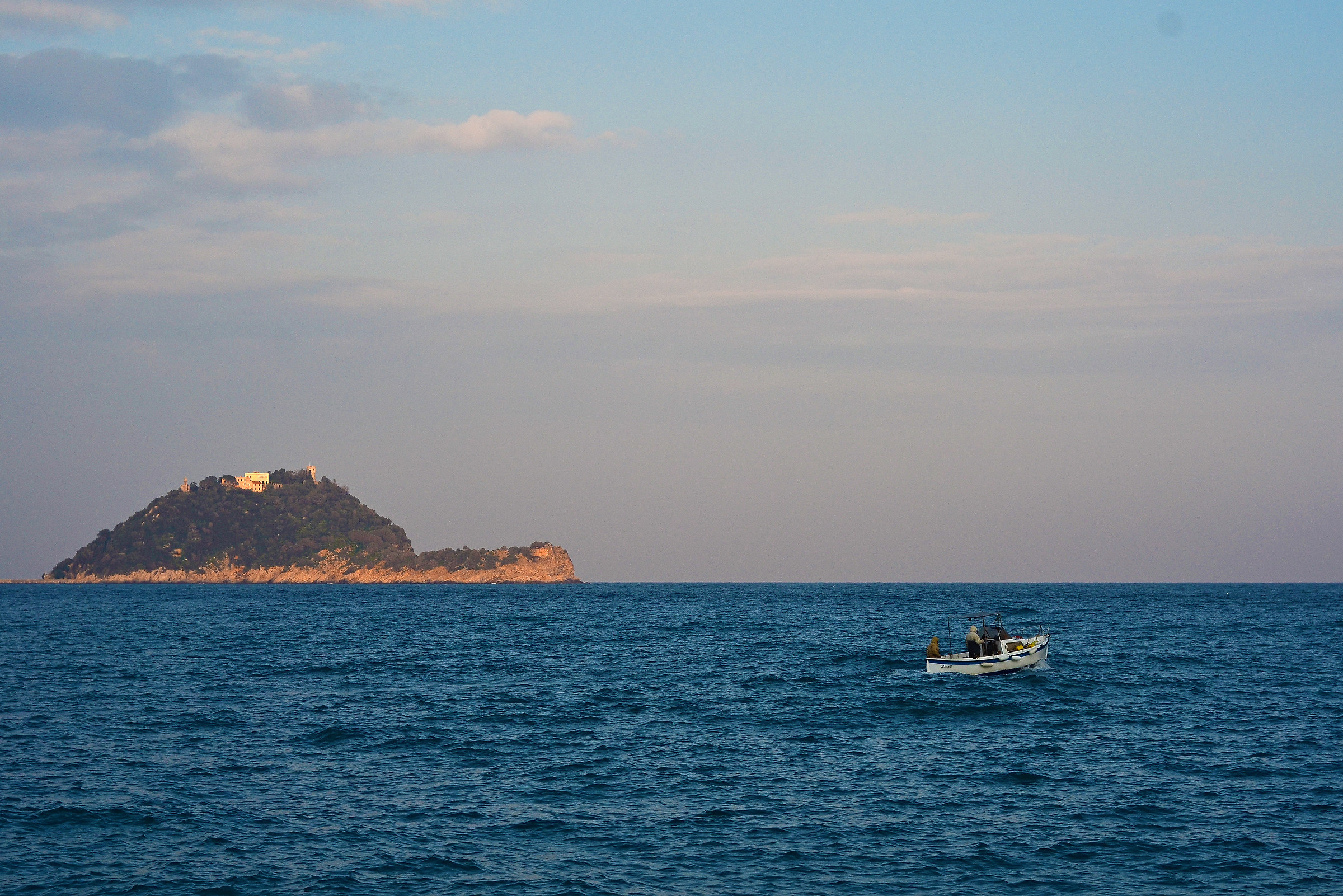 Isola Gallinara al tramonto. Porto di Alassio