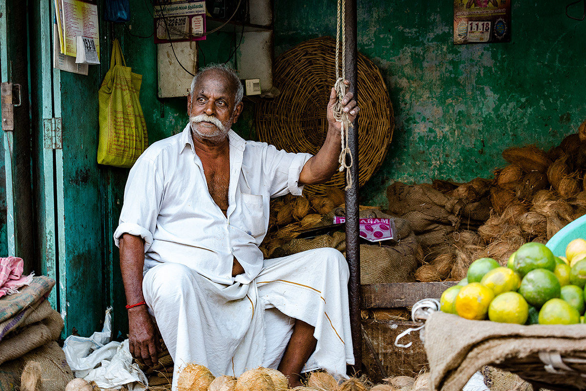 Volti sereni al mercato.
