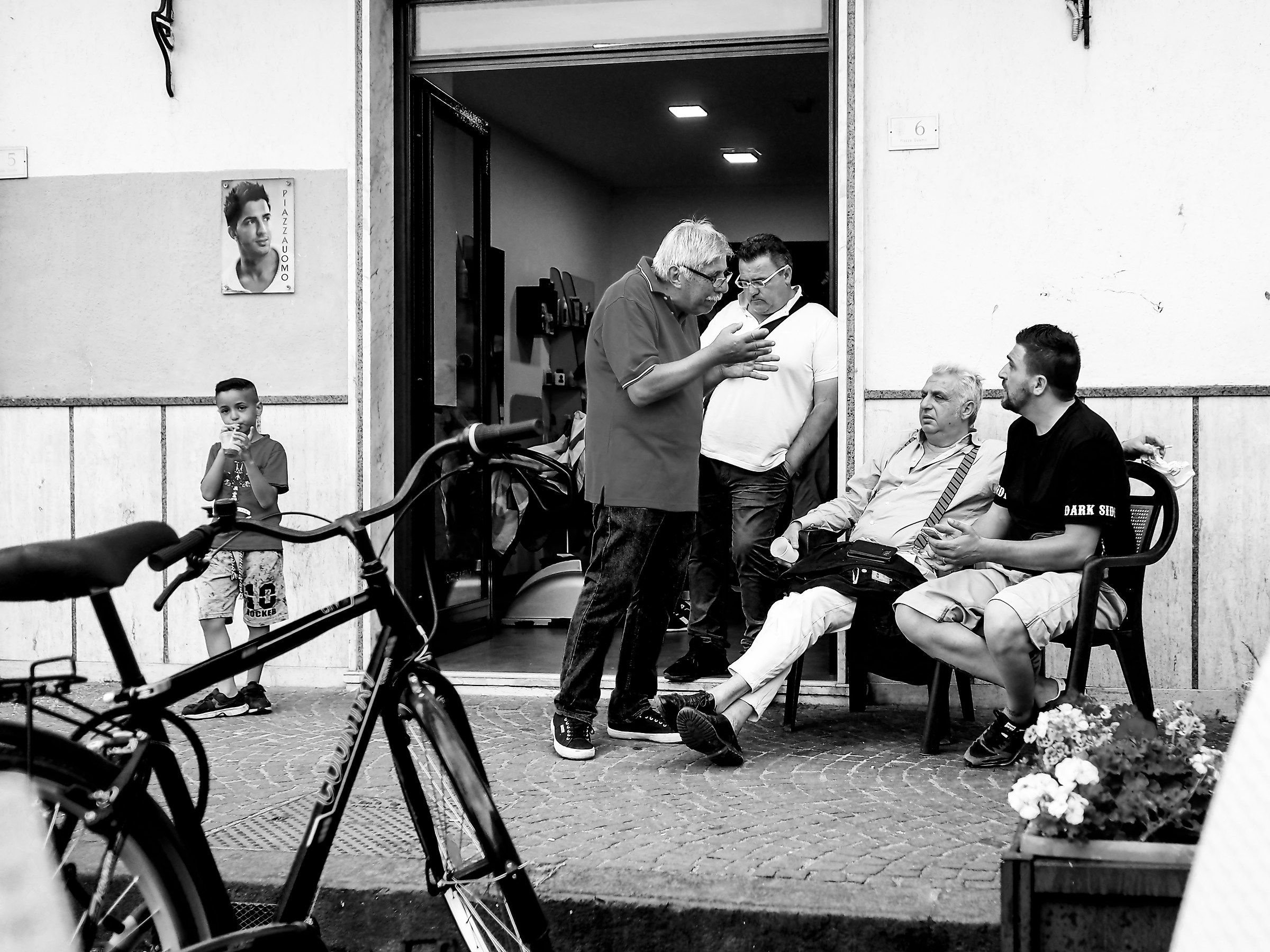 Quattro chiacchiere in piazza fuori al salone