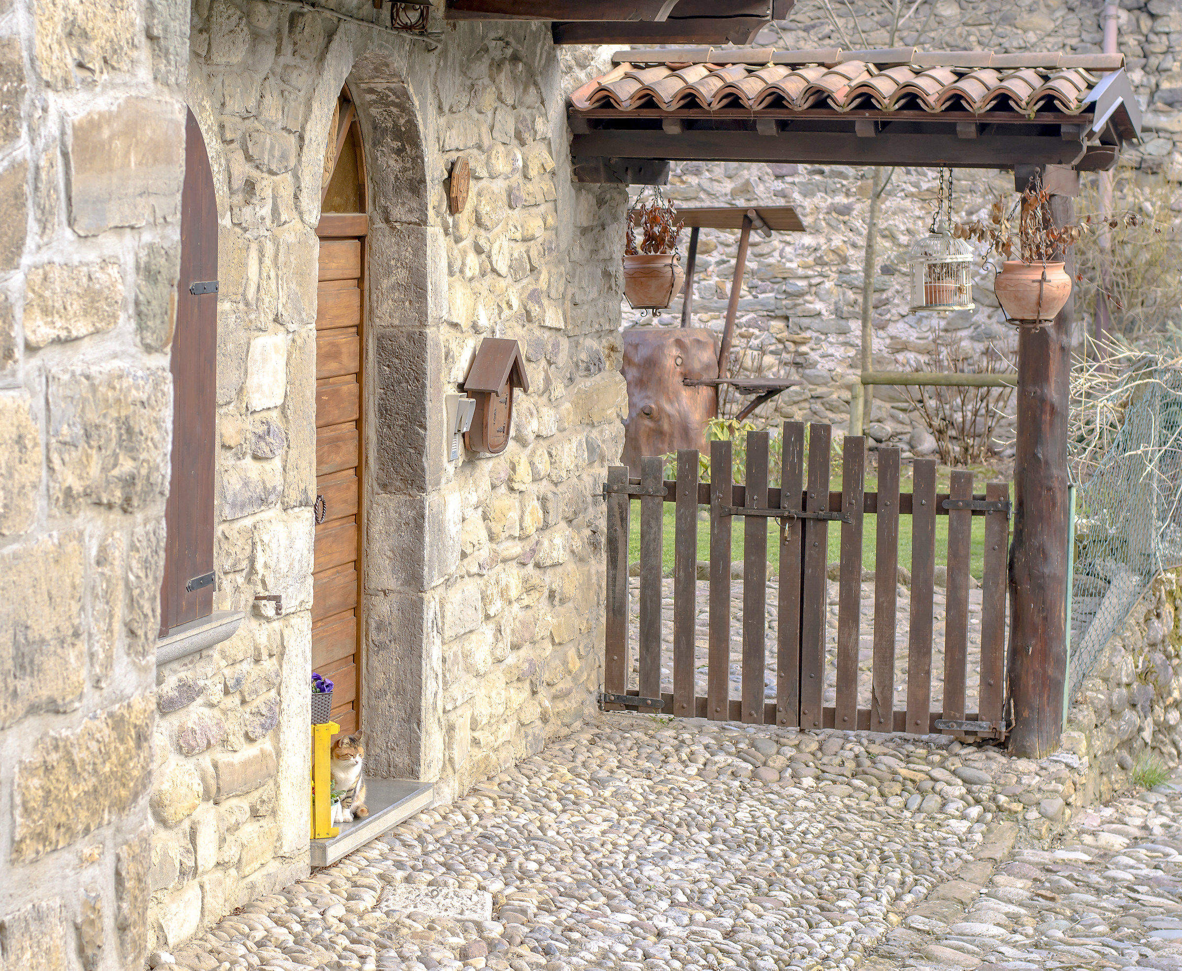 Entrance with waiting guest