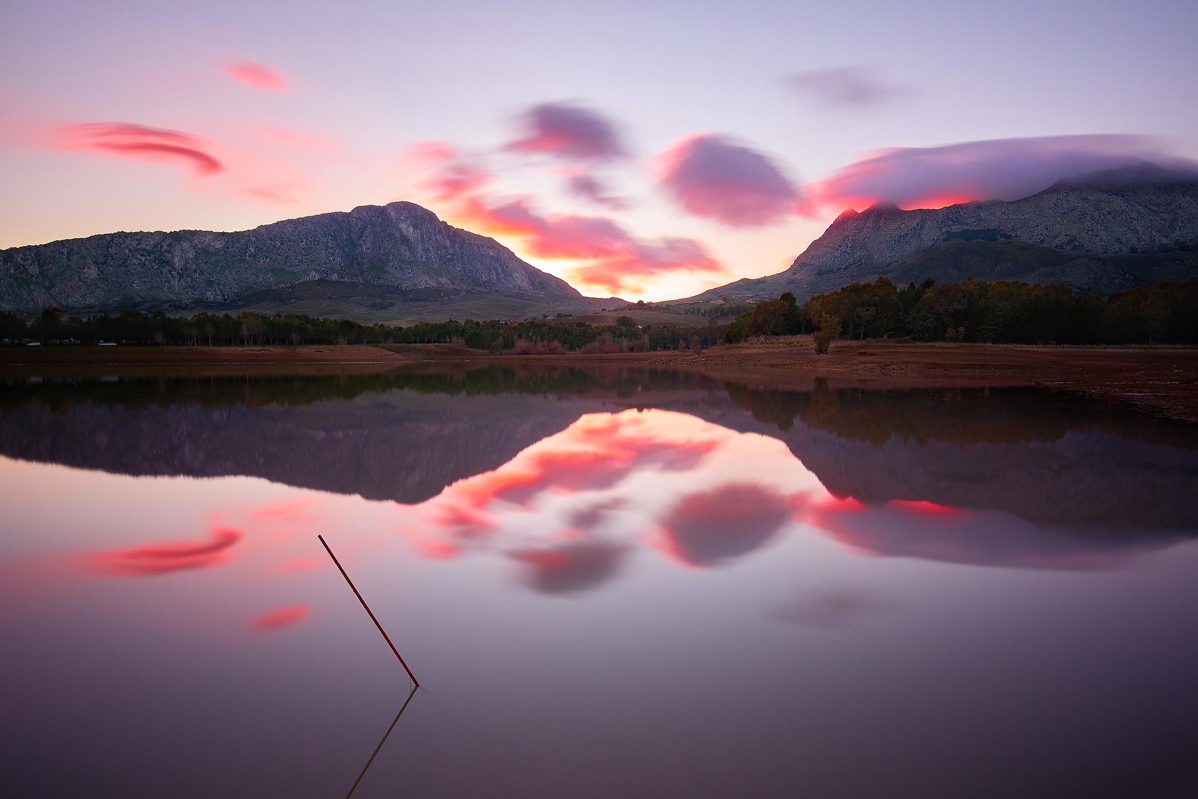 Bellissimo tramonto al lago