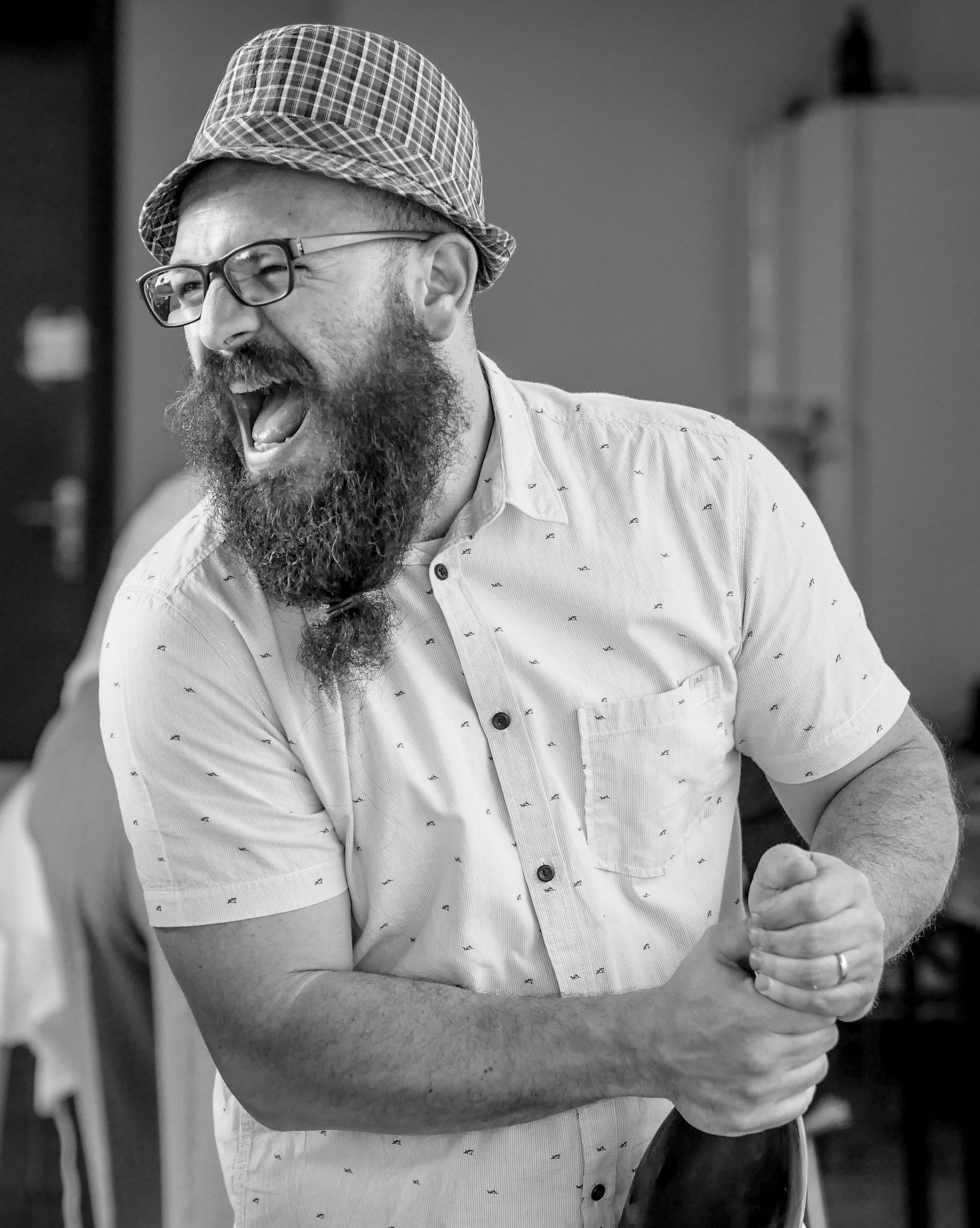 mani che festeggiano