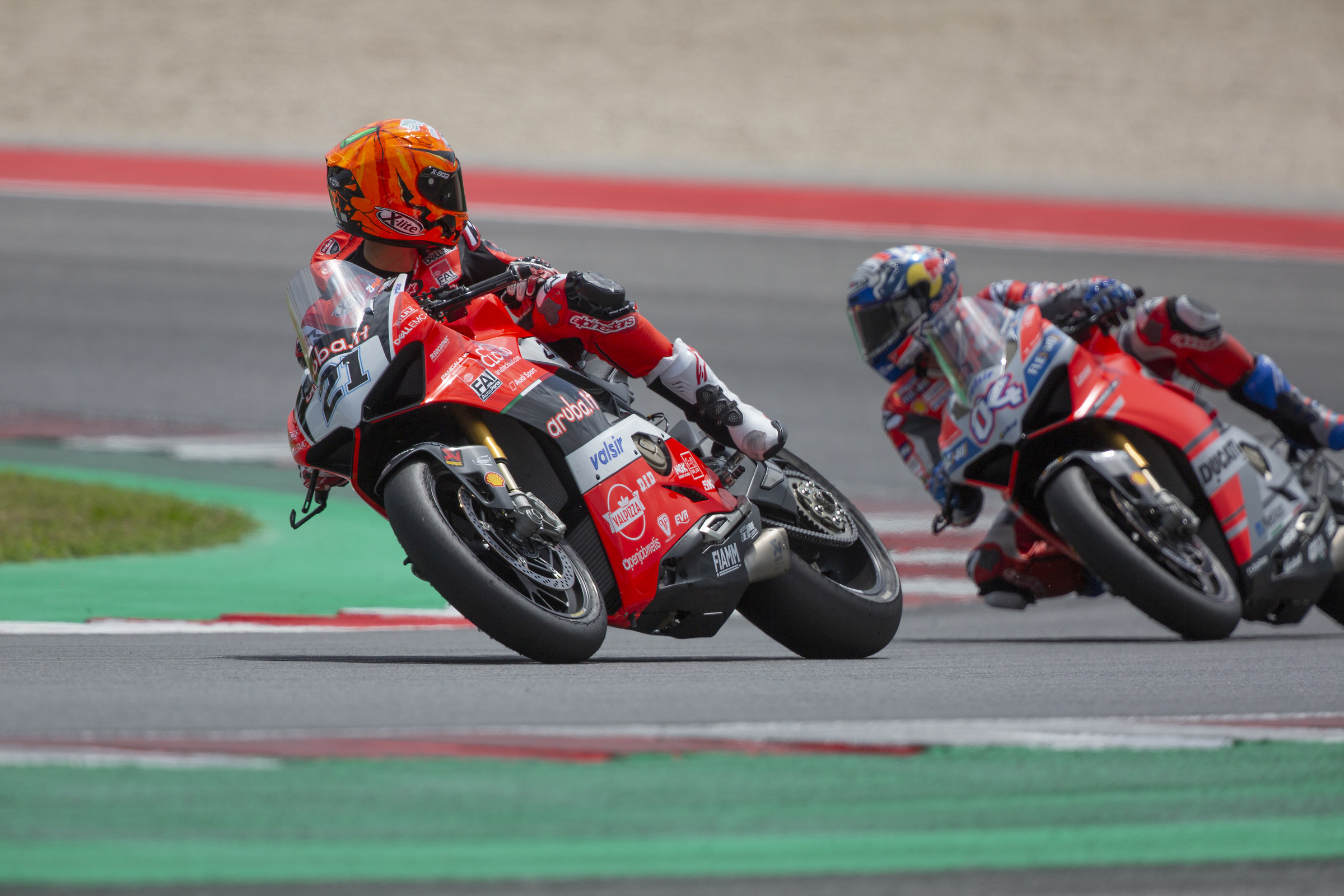 Rinaldi controlla la posizione di Dovizioso