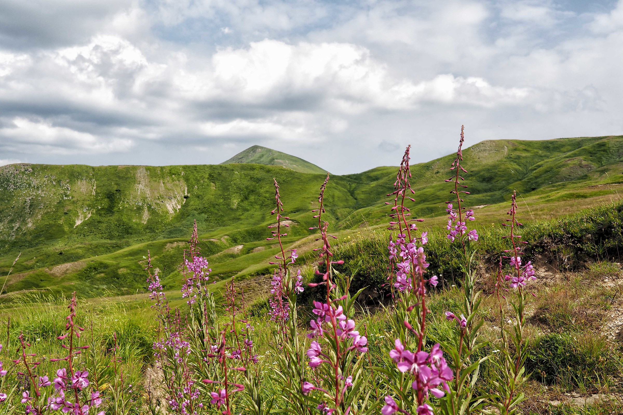 Climbing to the pass of the Arcana Cross