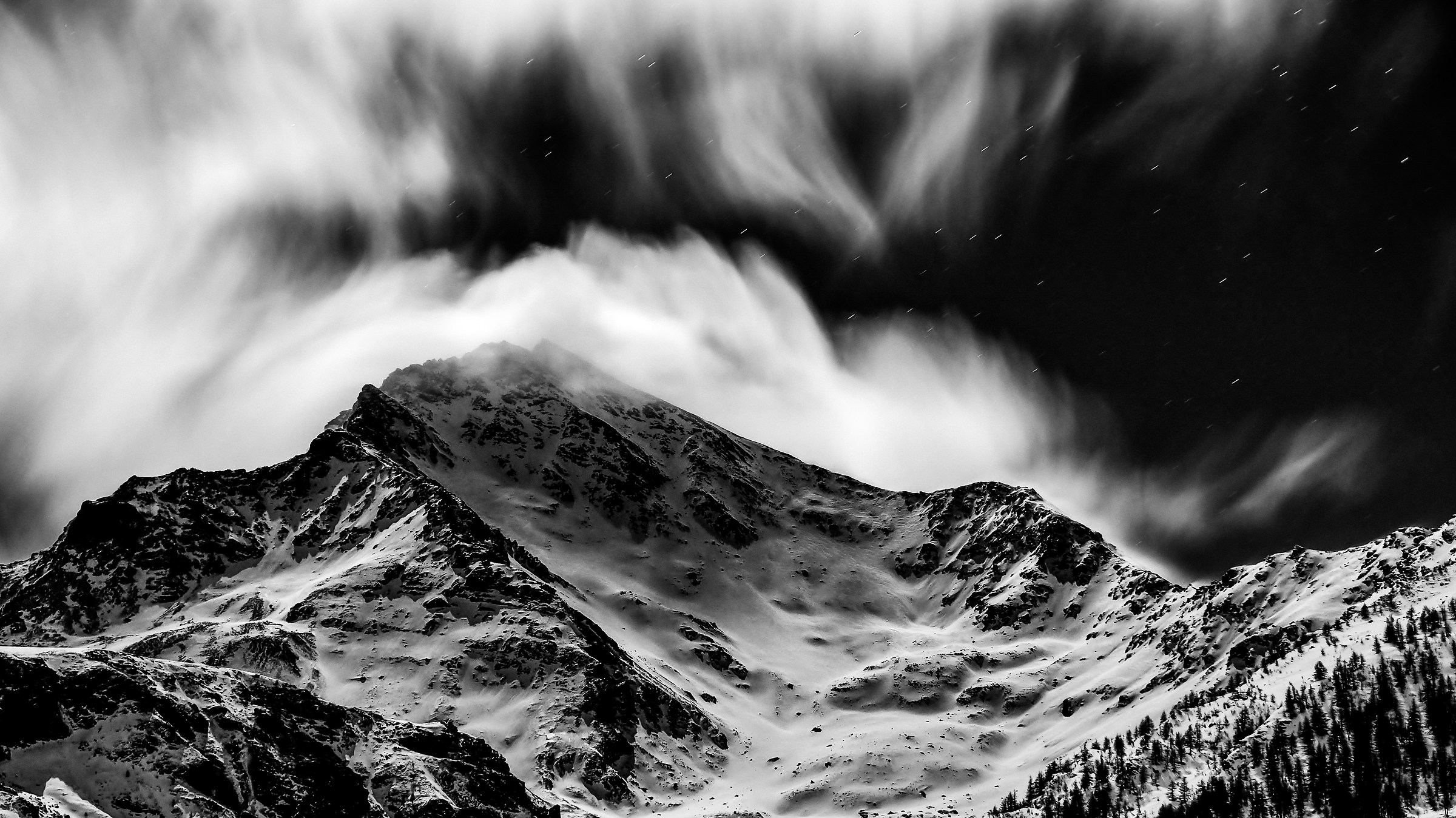 The embrace of the clouds. M. Rognosa