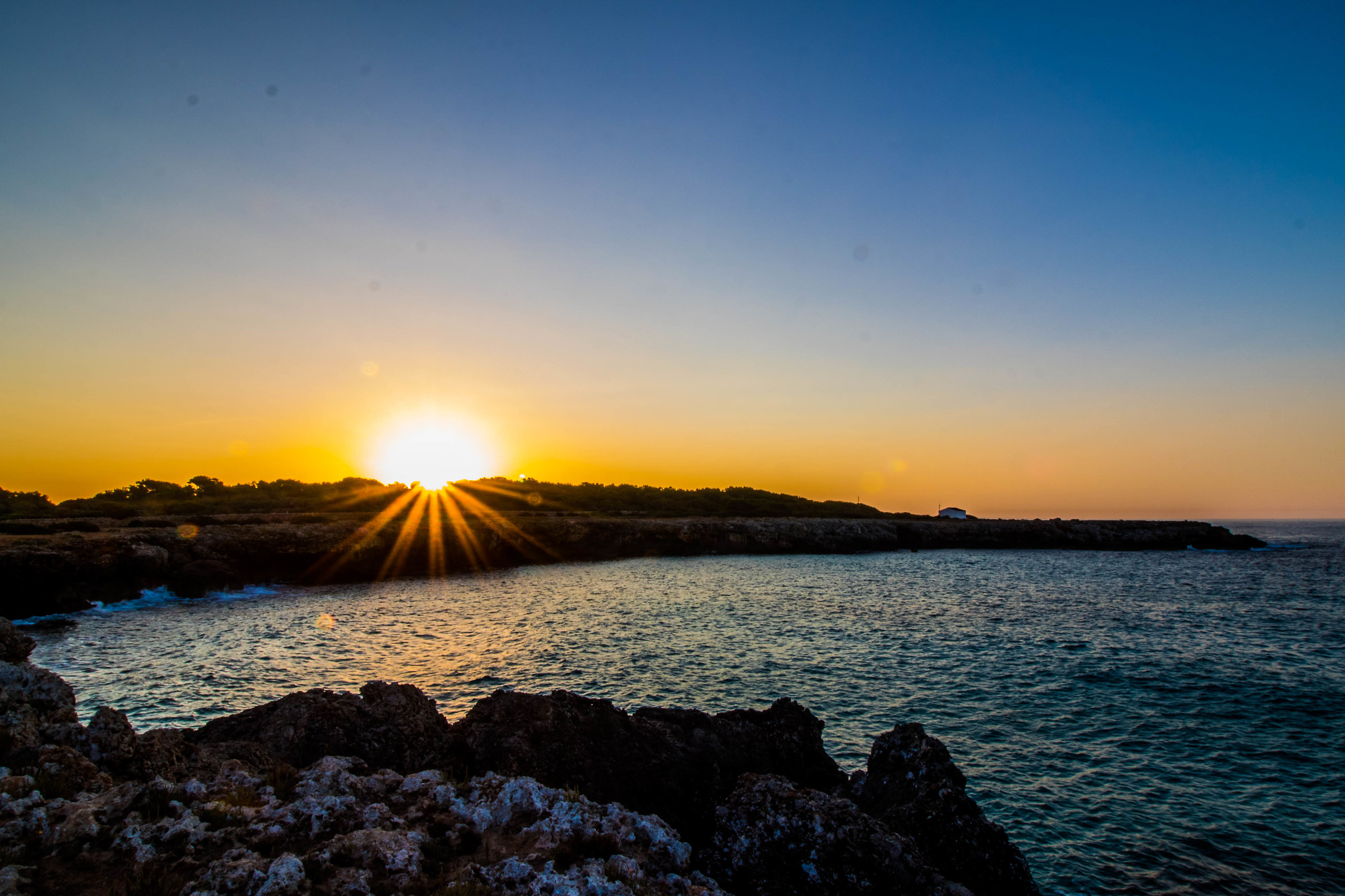 Alba sulla scogliera