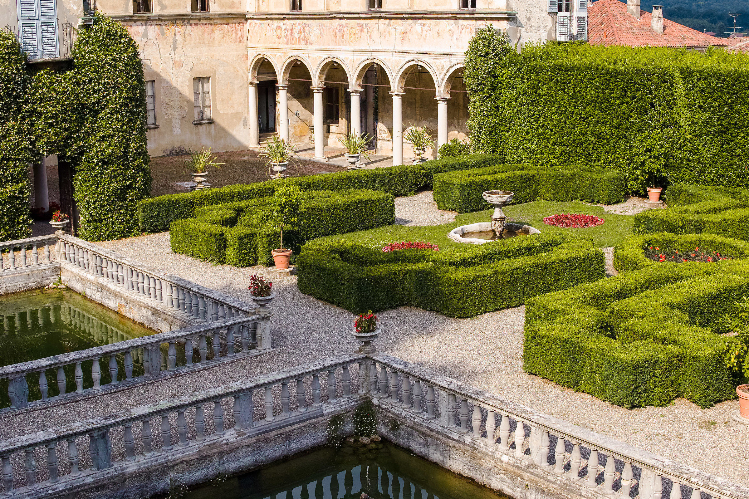 Villa Cicogna Mozzoni, corte interna e giardino