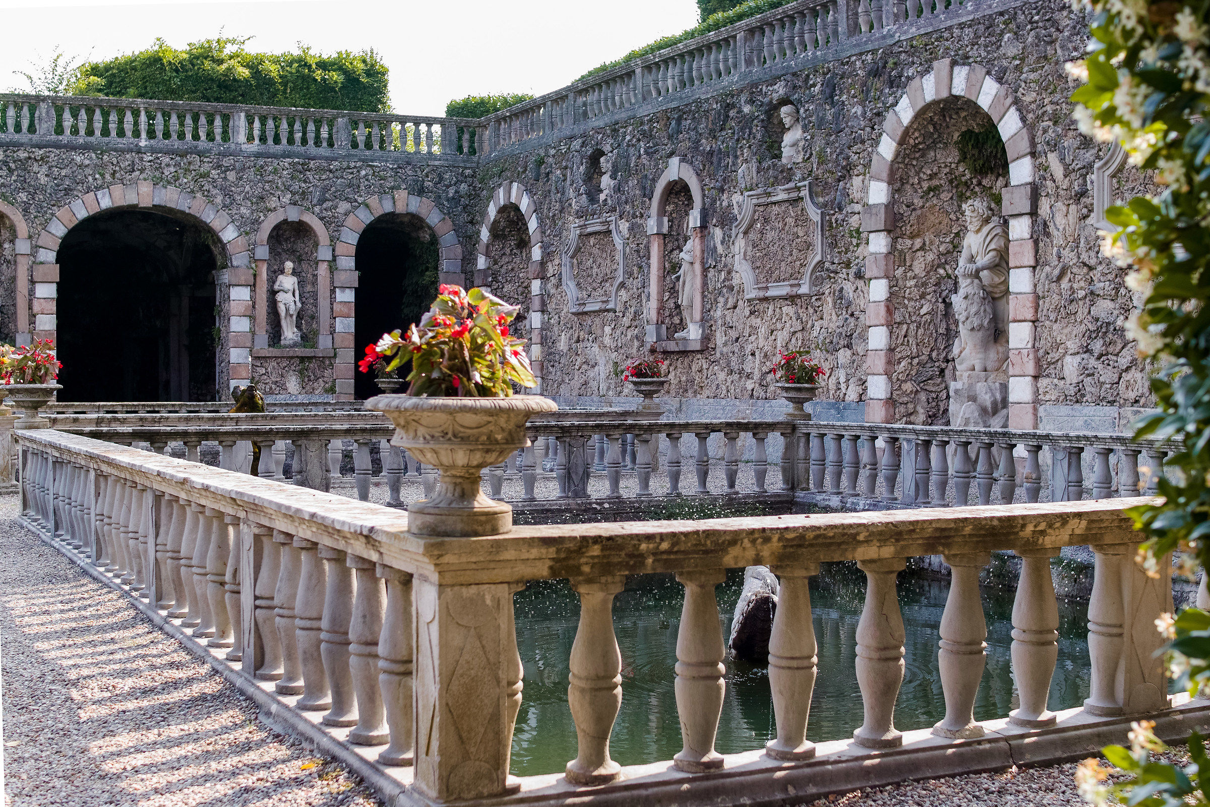 Villa Cicogna Mizzoni, balaustre delle peschiere, xviii