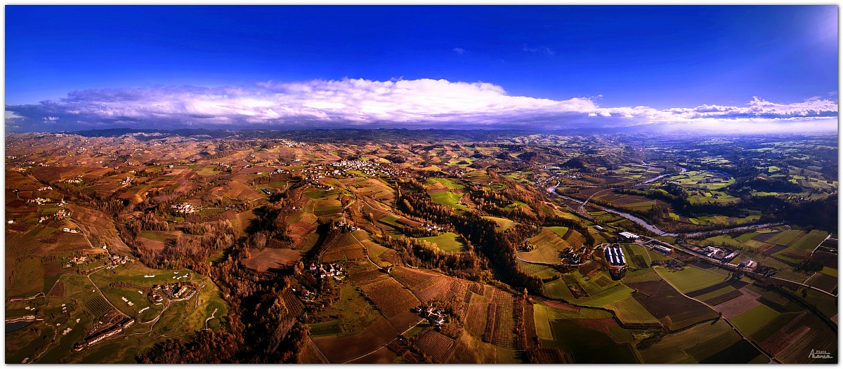 In volo sulle Langhe (panoramica)