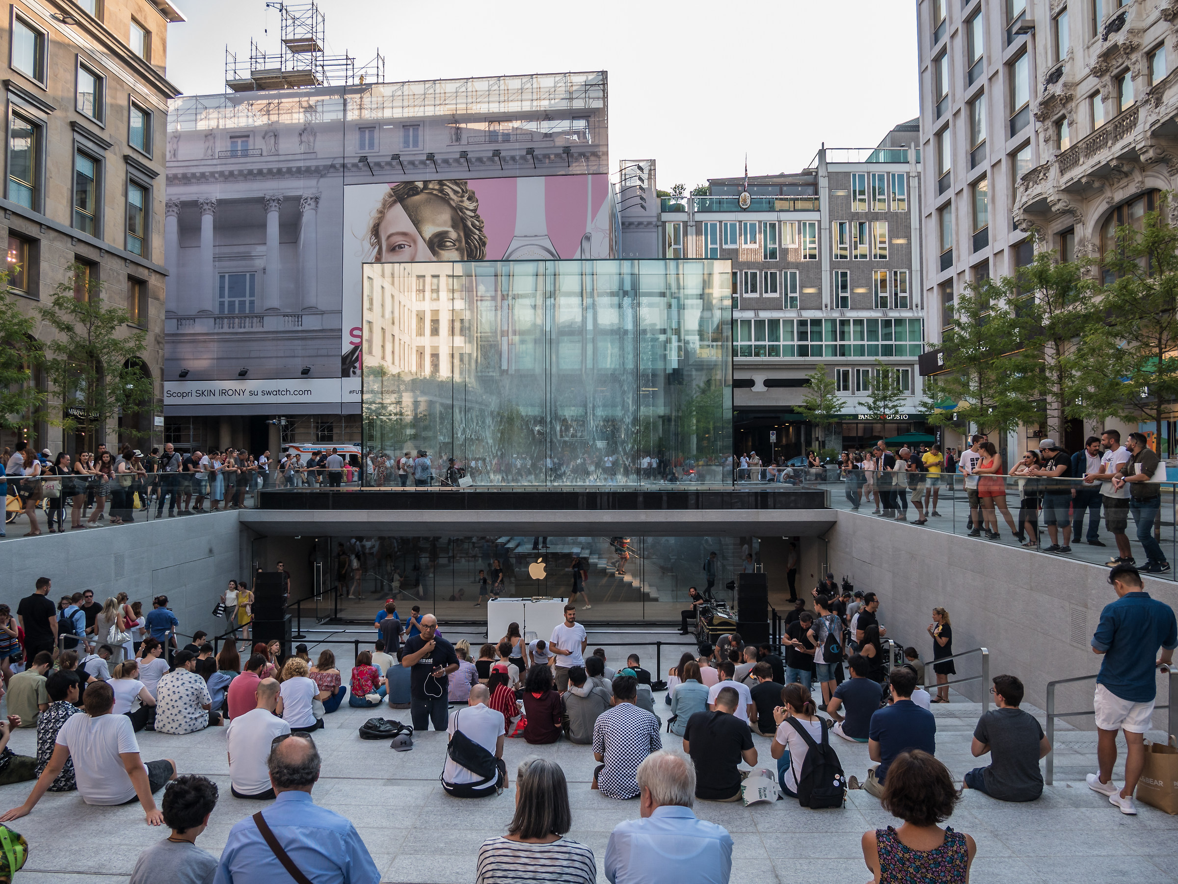 Liberty Square-Apple store Milan
