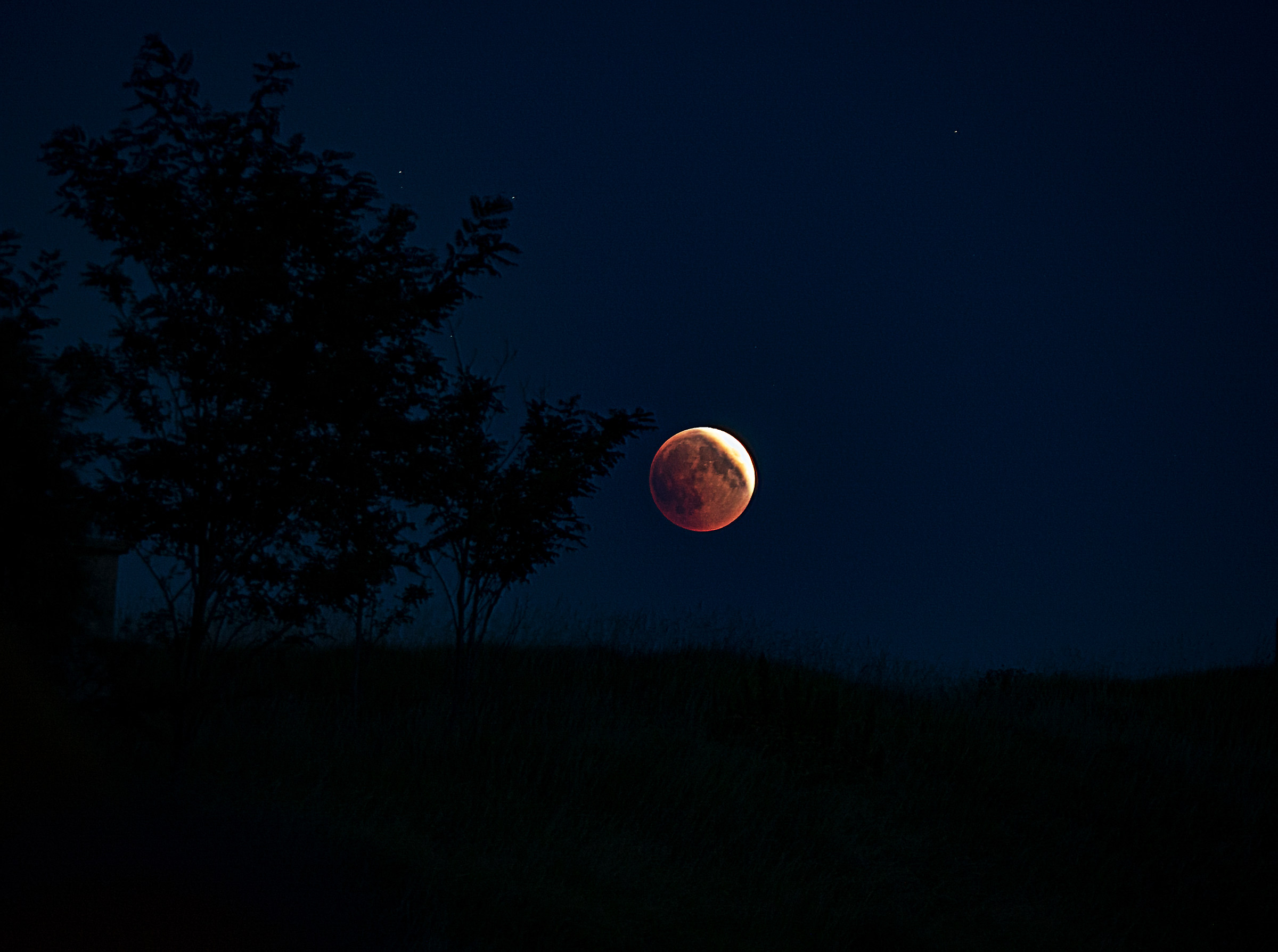Spunta l'eclissi dal monte