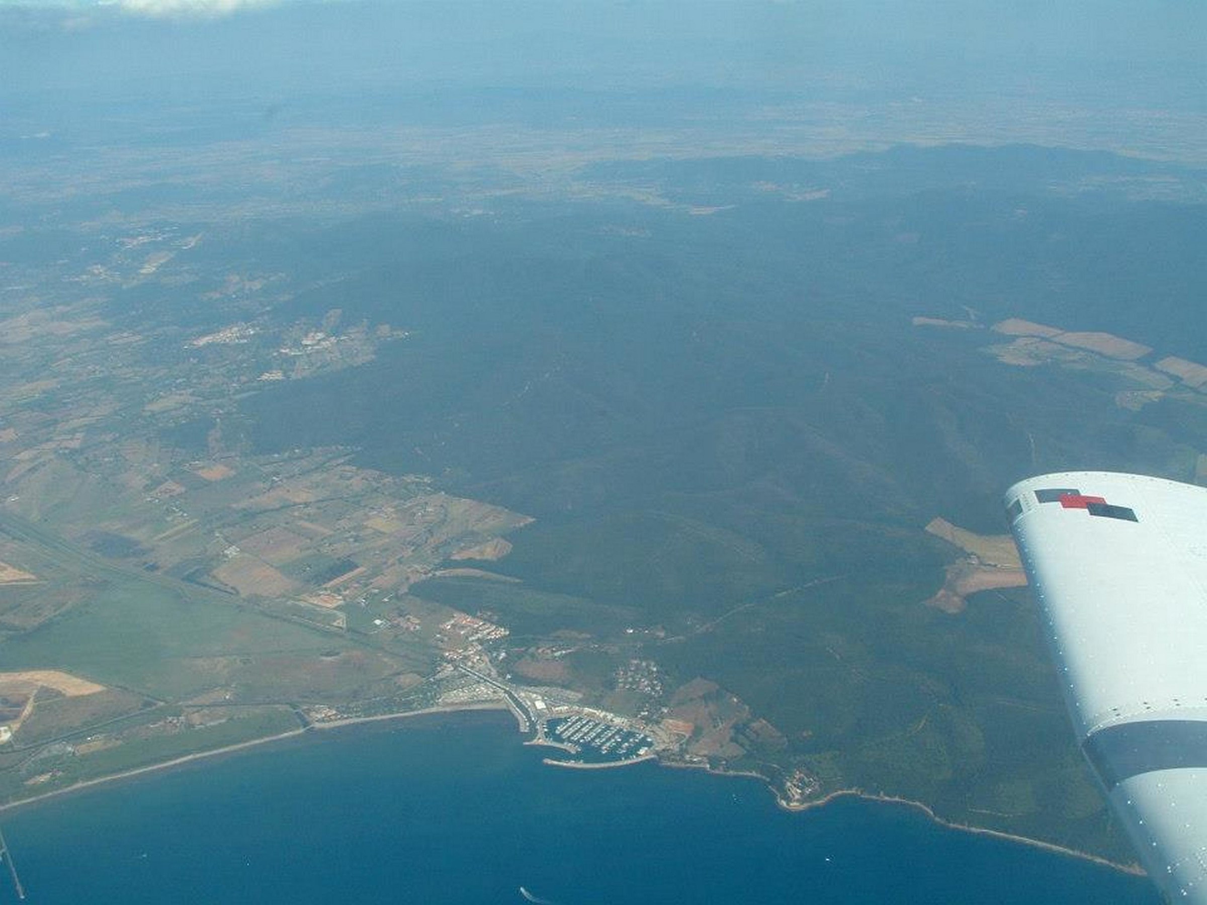 in volo in sieme ai paracadutisti