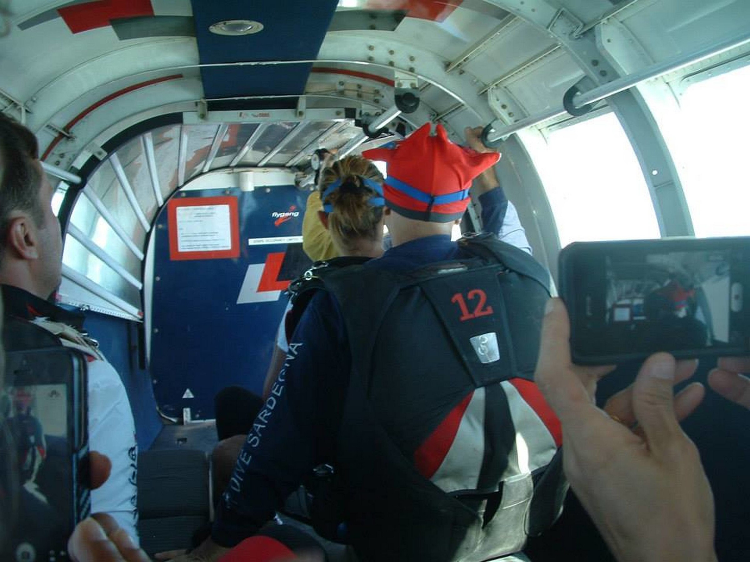 in volo in sieme ai paracadutisti