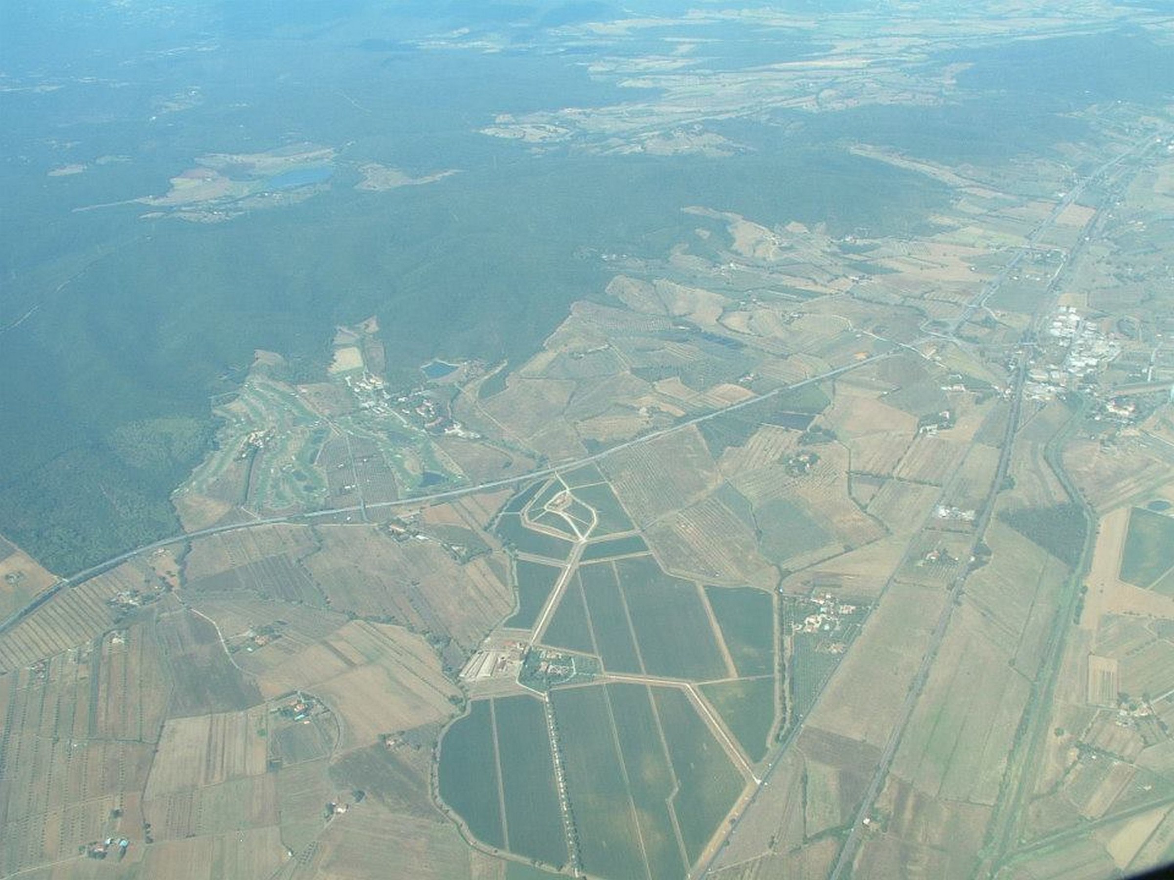 in volo in sieme ai paracadutisti