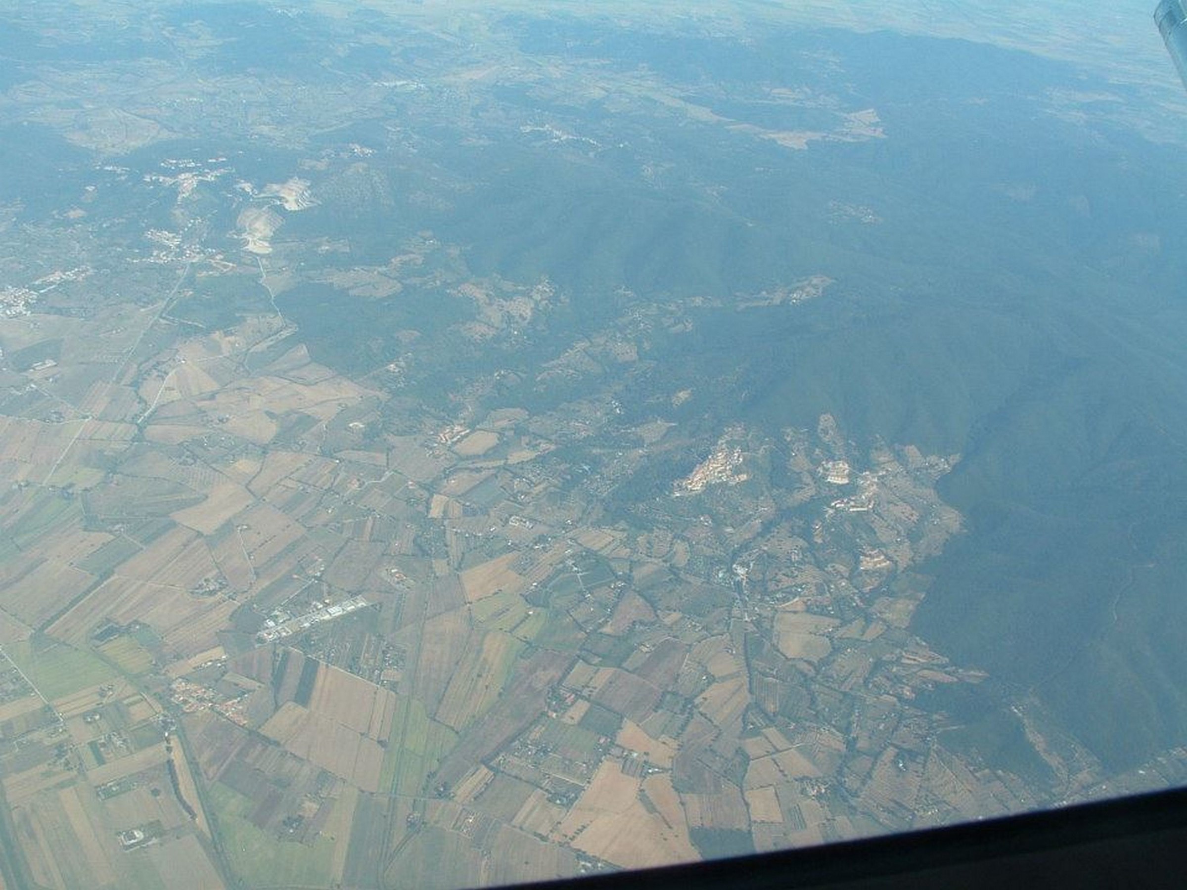in volo in sieme ai paracadutisti