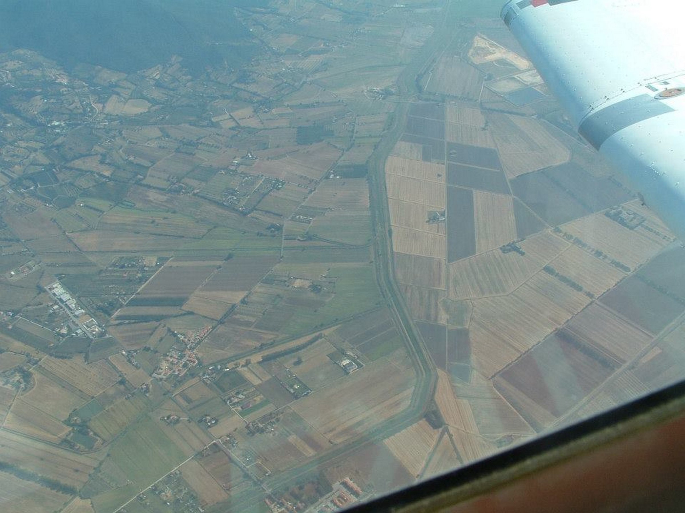 in volo in sieme ai paracadutisti