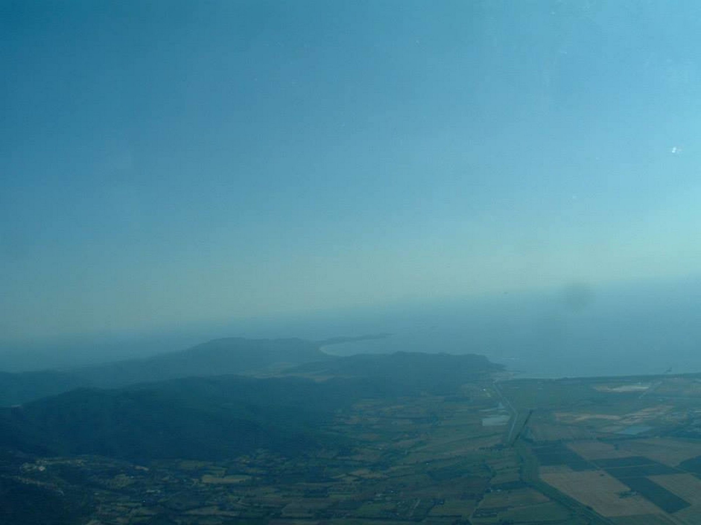 in volo in sieme ai paracadutisti