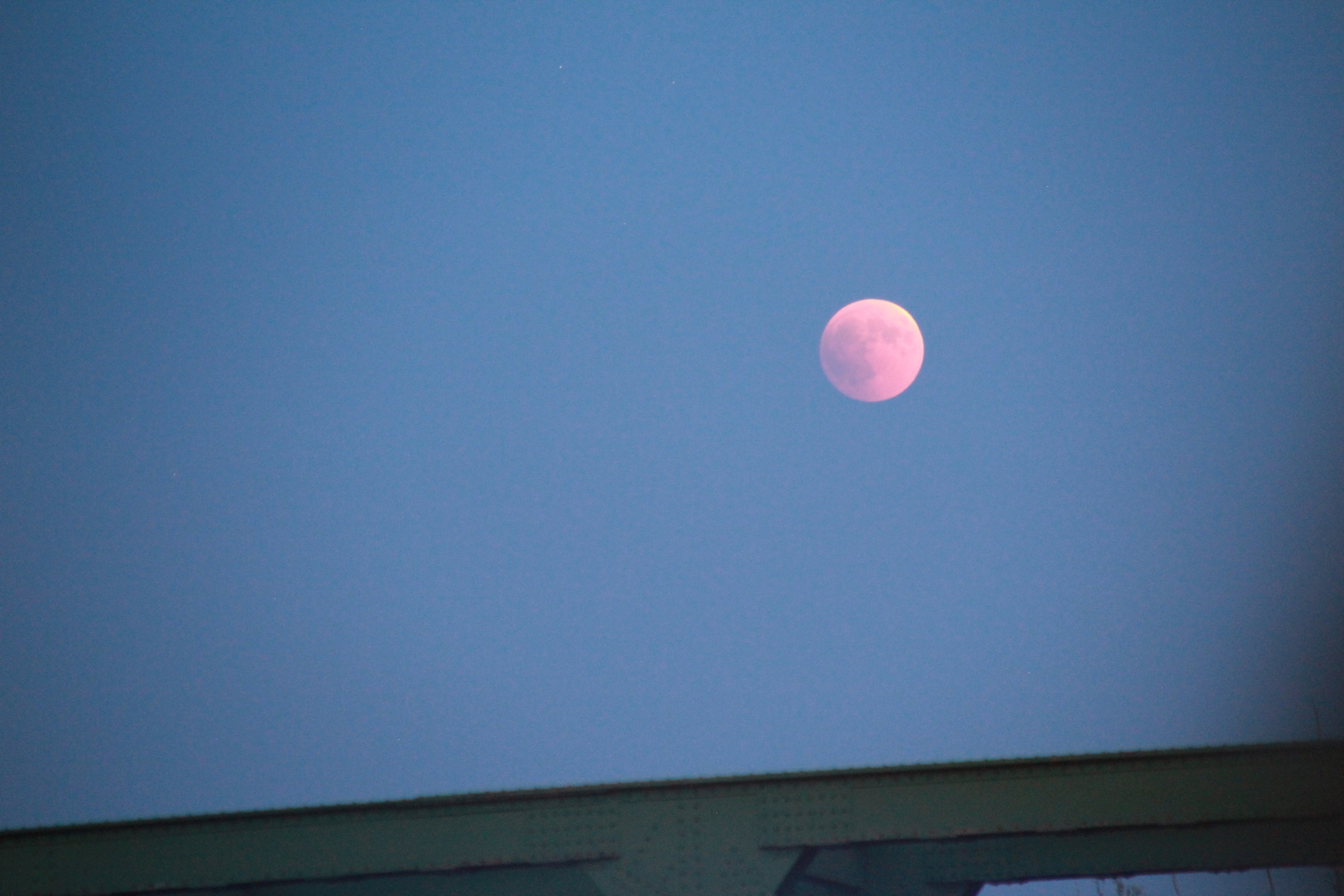 Luna Rossa sopra ponte ferroviario