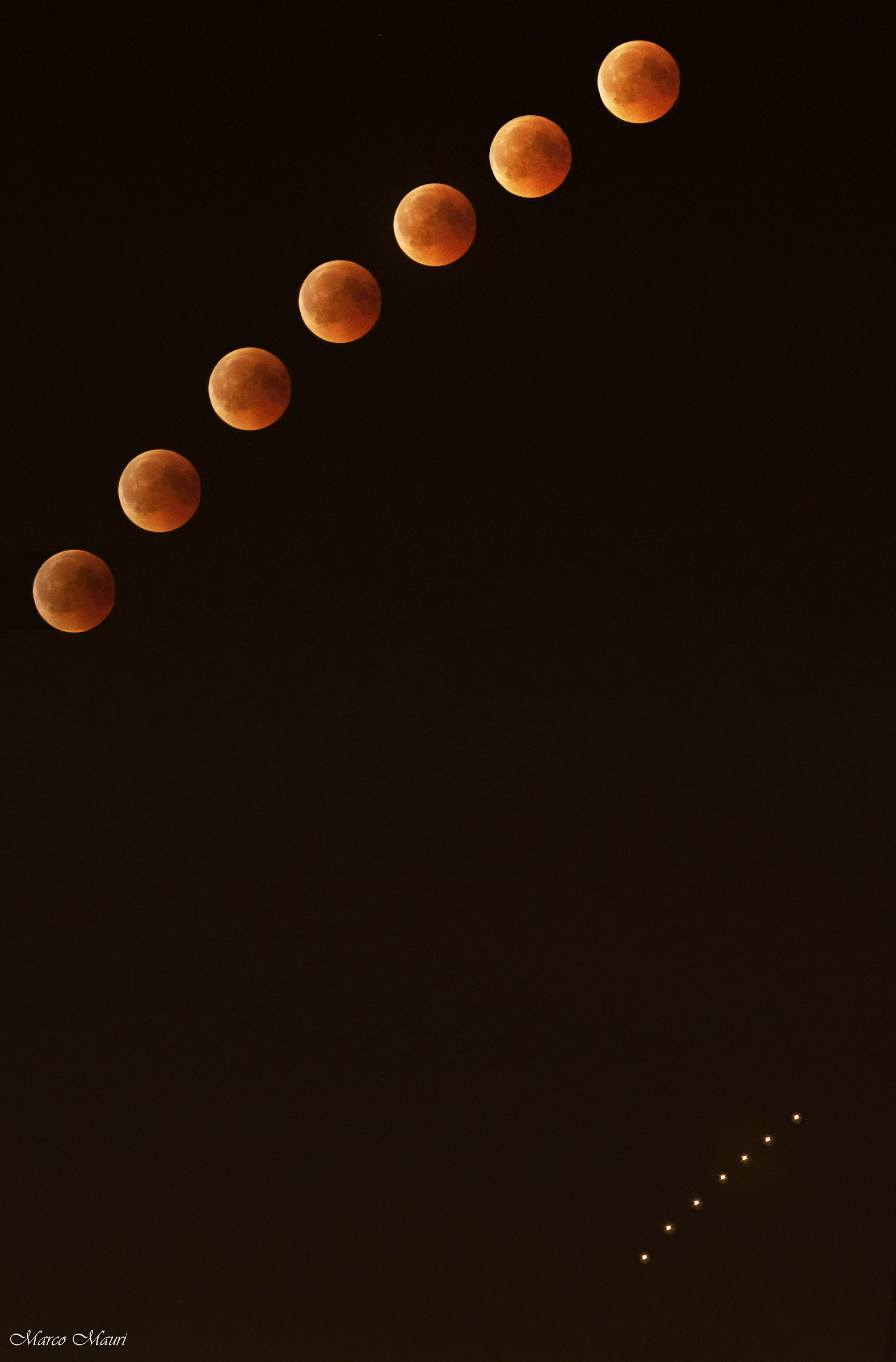 Luna eclissata e marte a passeggio nel cielo