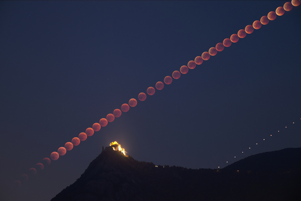 Marte e Luna sorgono sopra la Sacra di San Michele