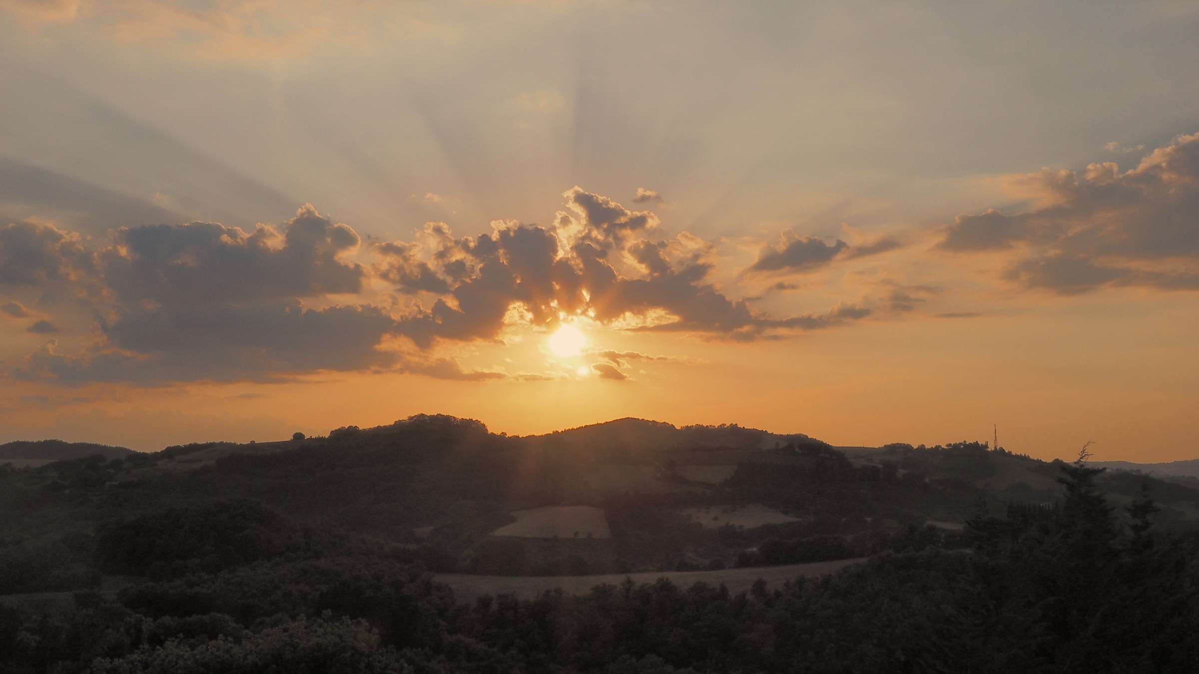 Tramonto sulle colline di Gubbio