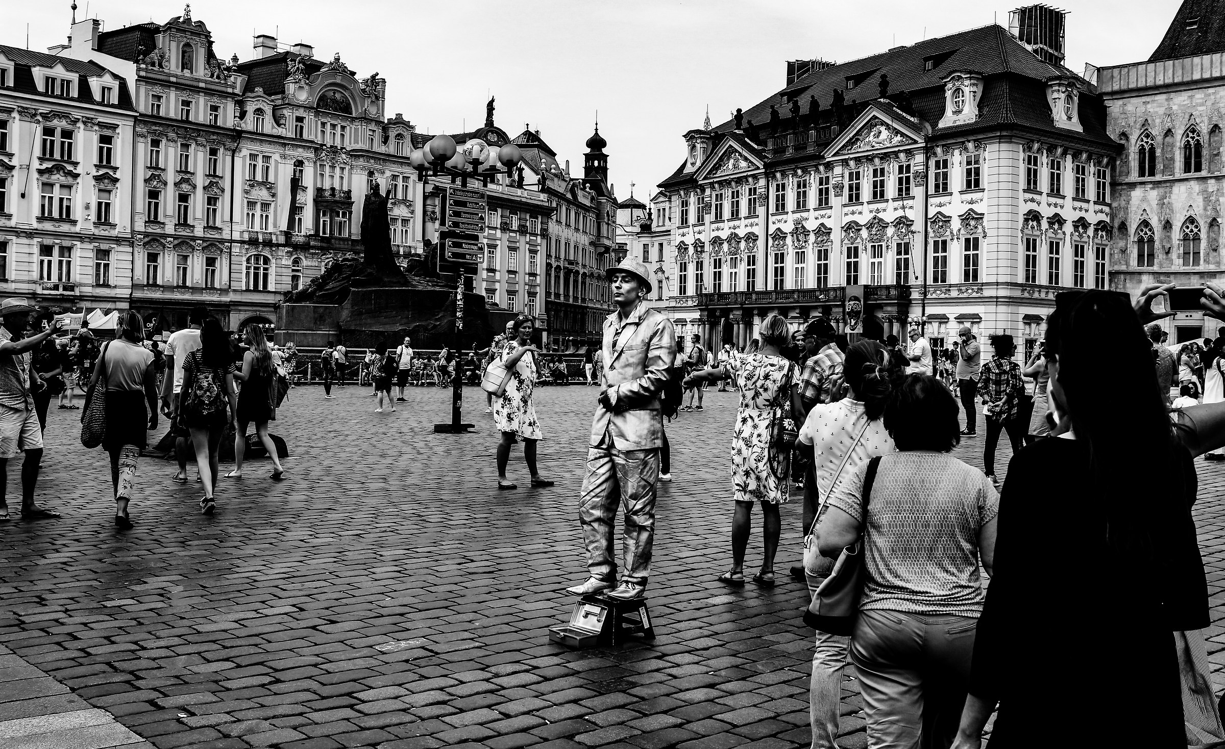 Il tempo si ferma e continua