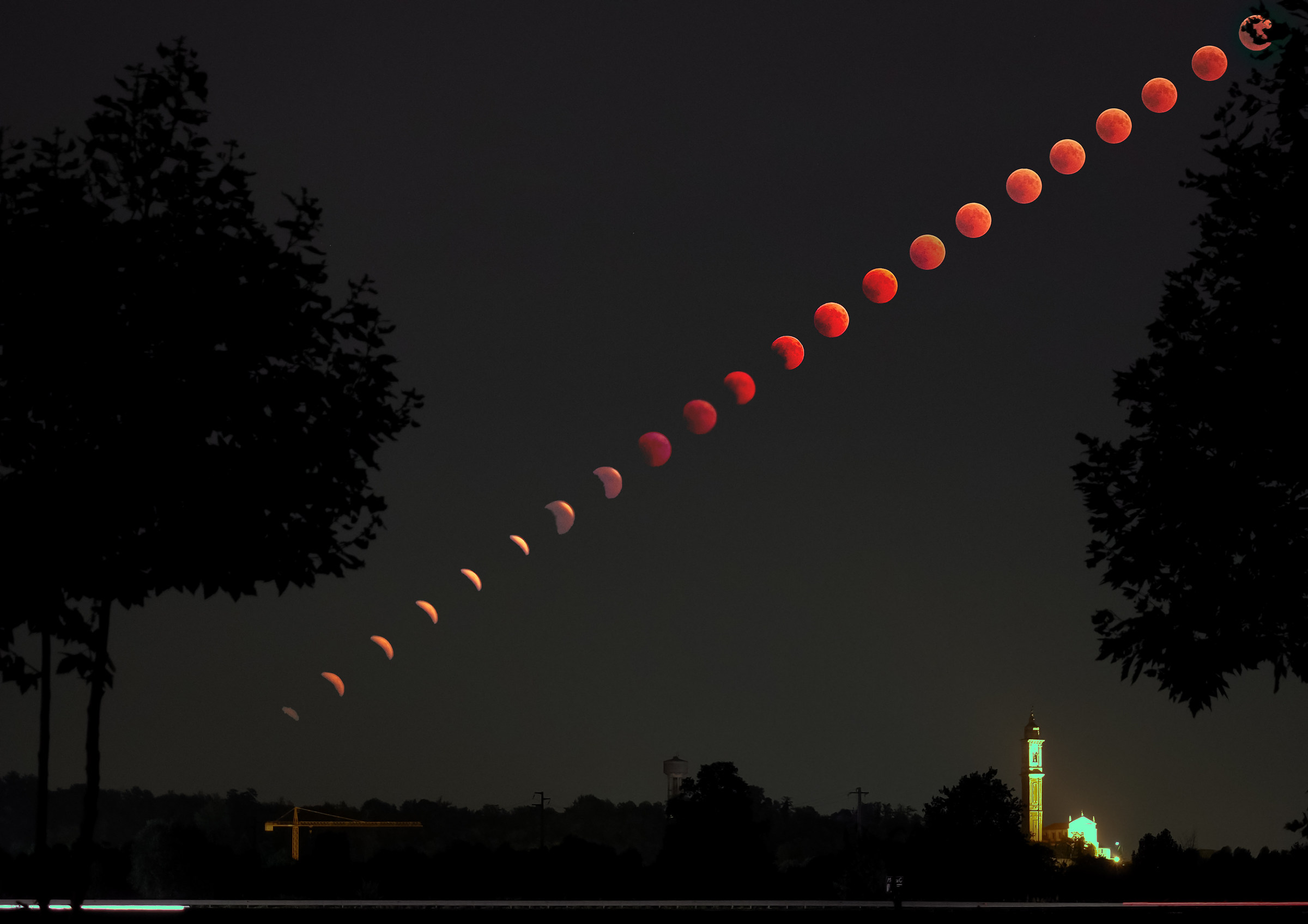 Luna rossa nel cielo di Capriano del Colle (Brescia)