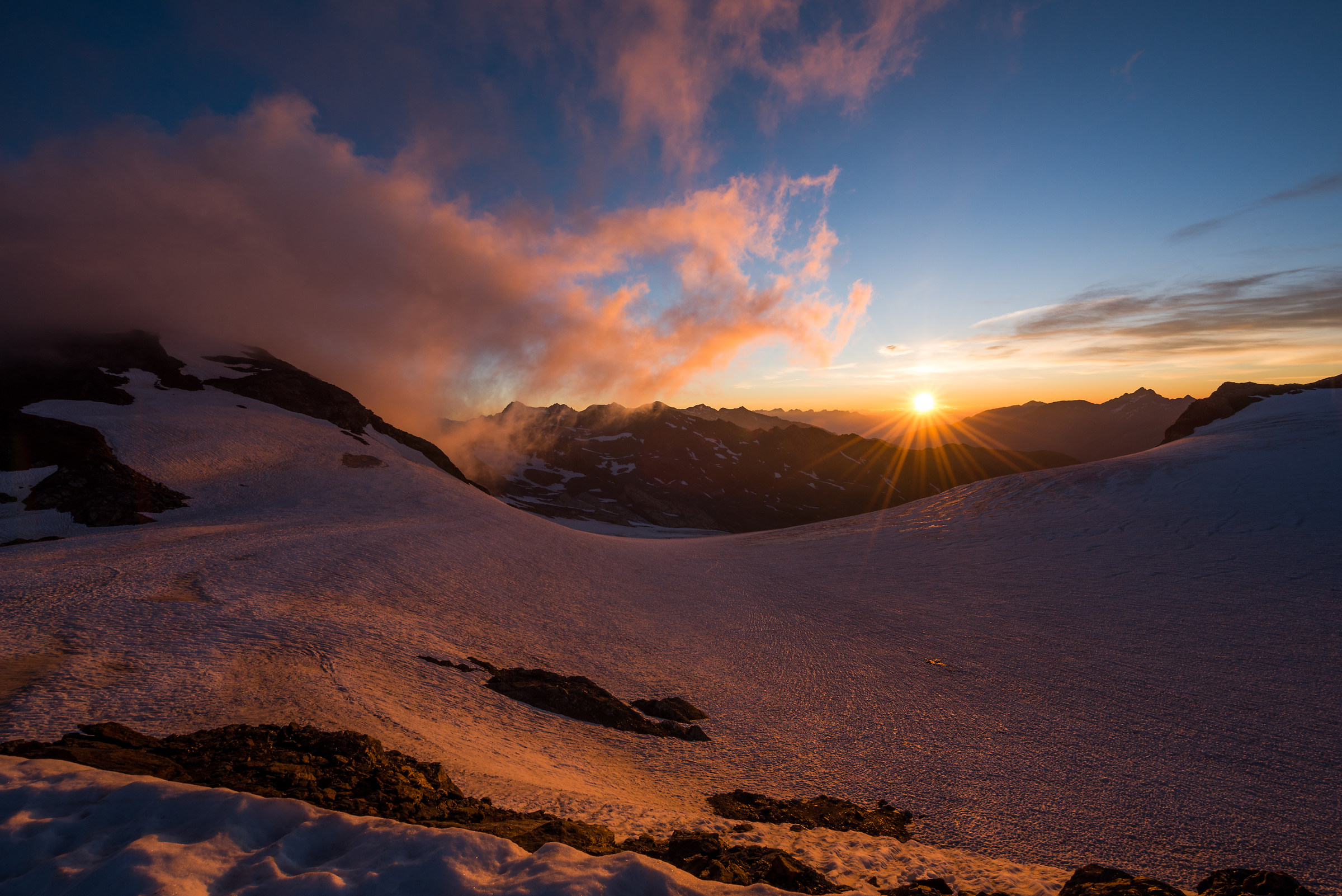 L'alba dal Rifugio Casati a 3269 mt