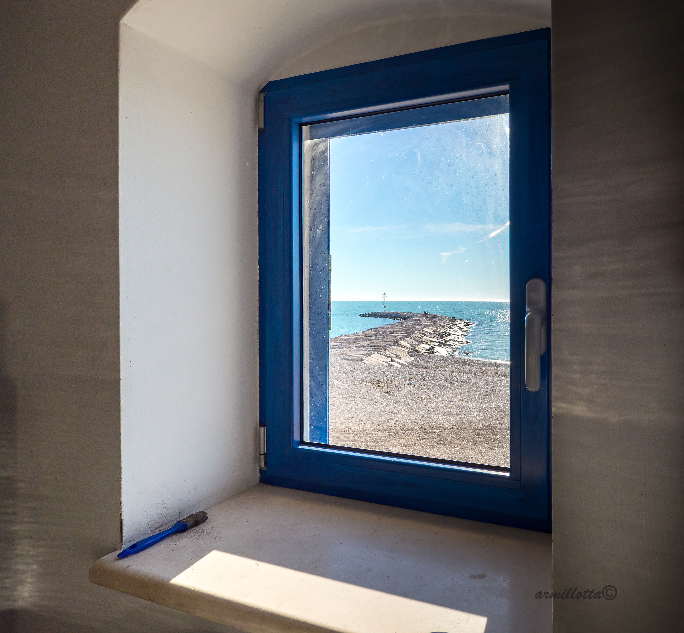 e pitturo la finestra... e il mare..