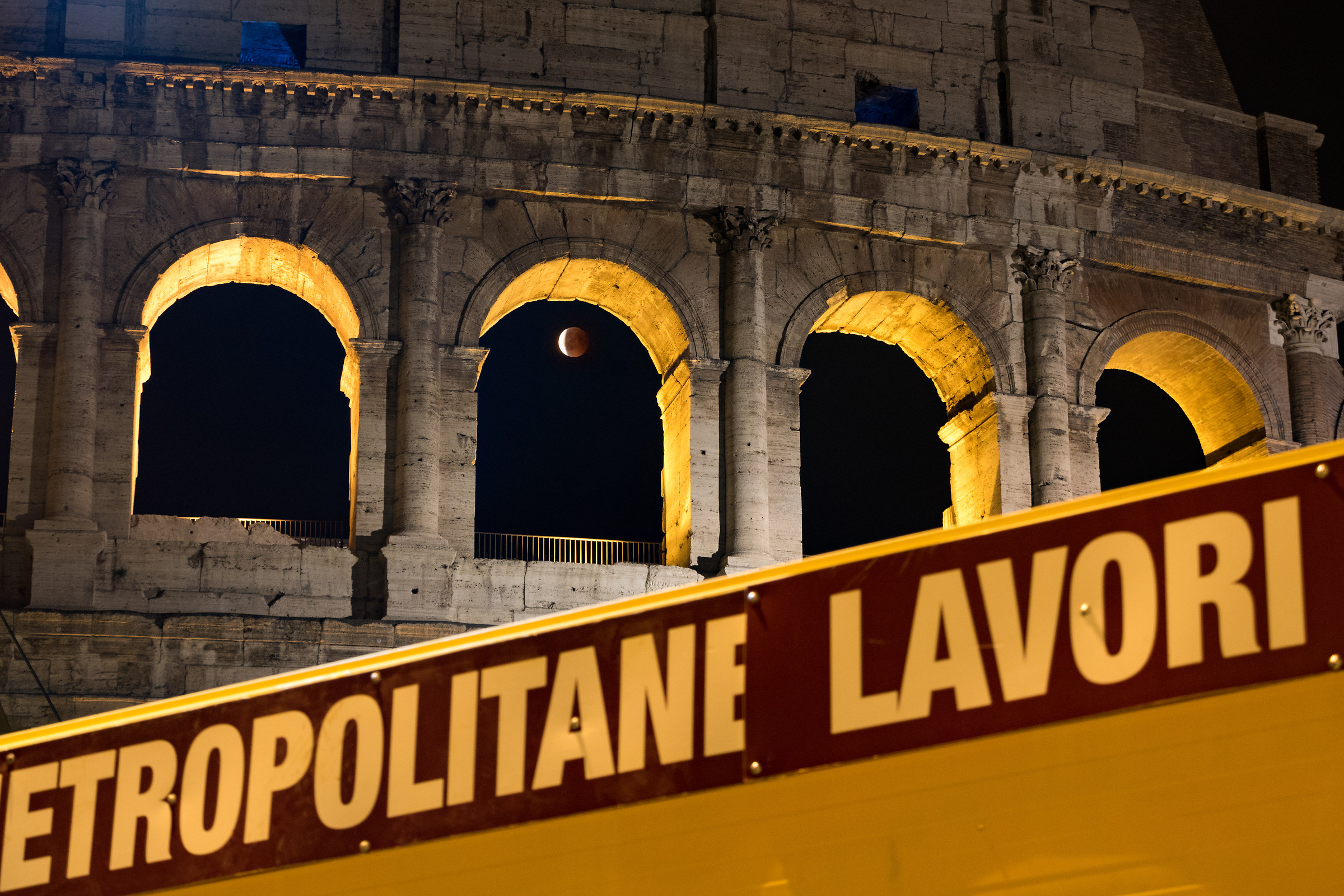 Lunar eclipse and Metro C jobs at the Colosseum