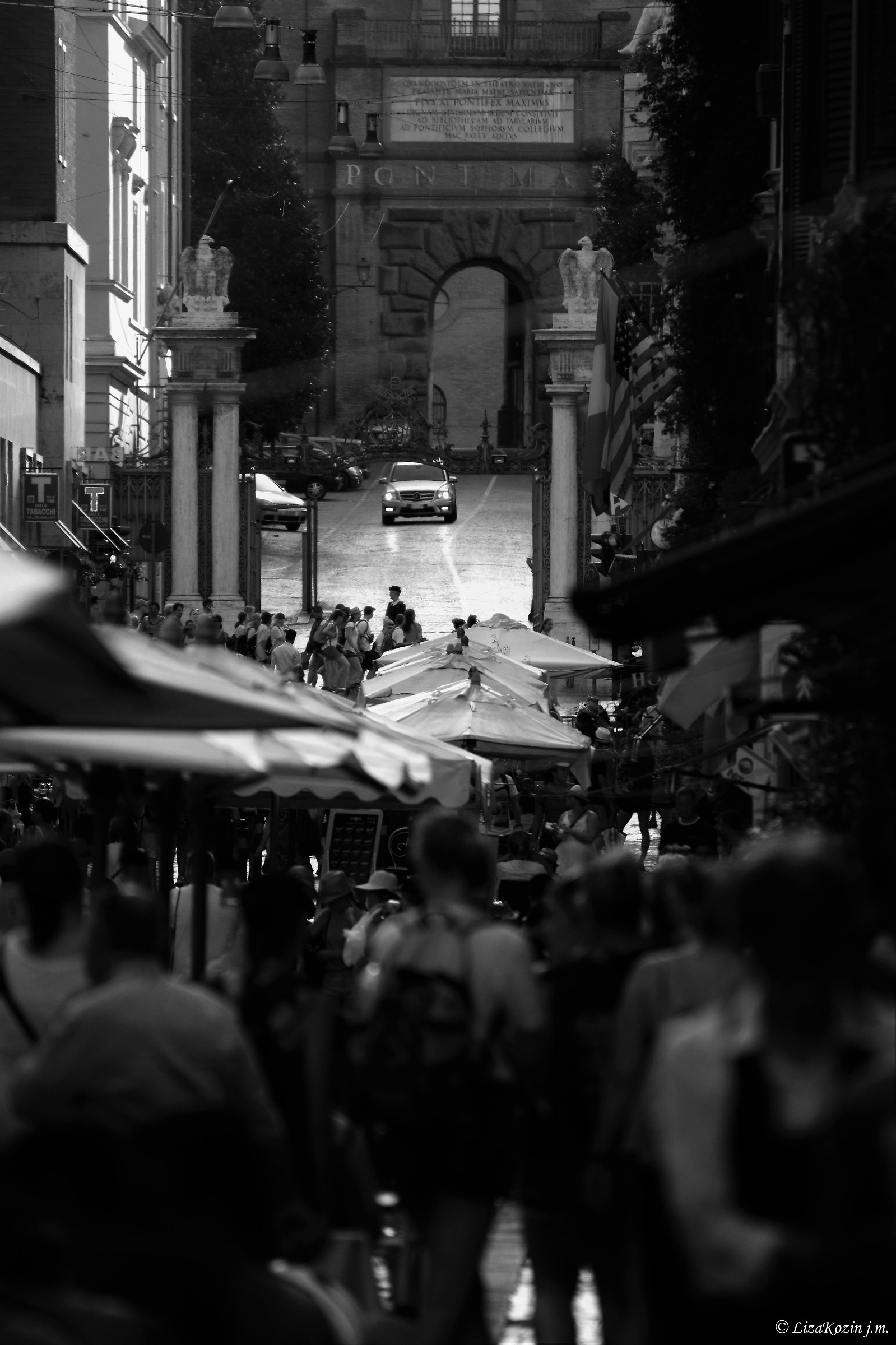 Al confine tra i due Stati-Porta Sant'Anna da Borgo Pio