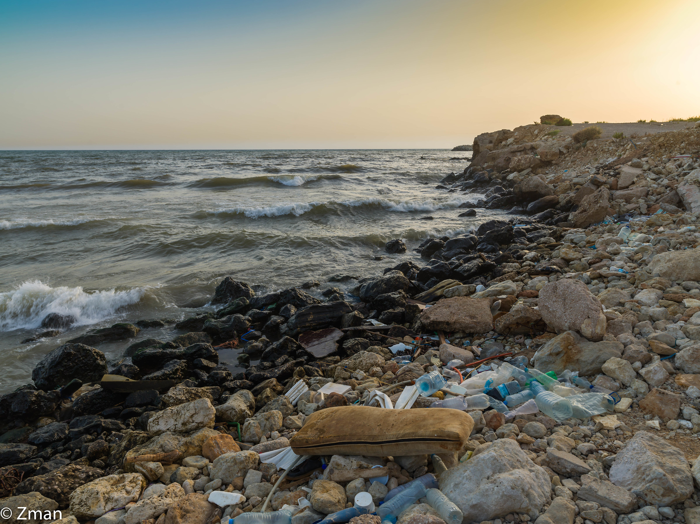 Immondizia lavata dal mare