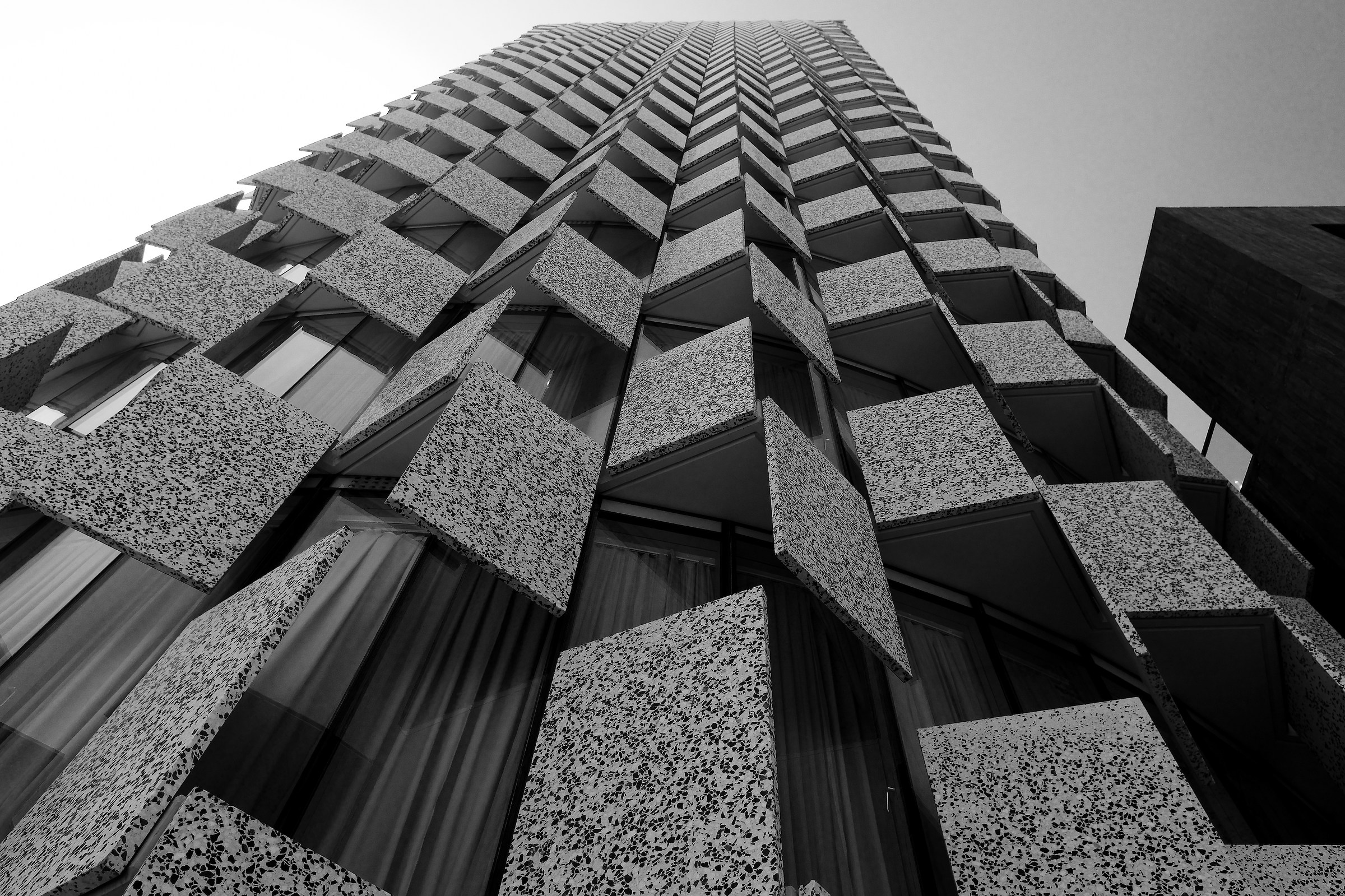 Le mille facce del Plaza Hotel, Tirana