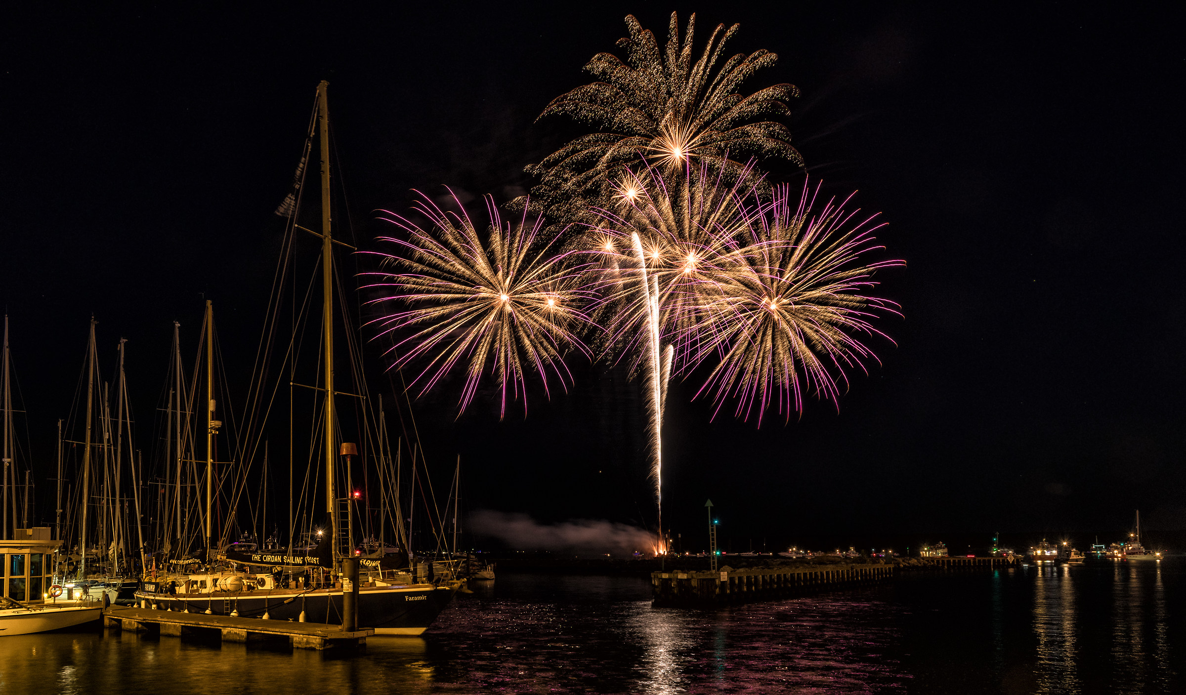 Fuochi d'artificio sulla banchina