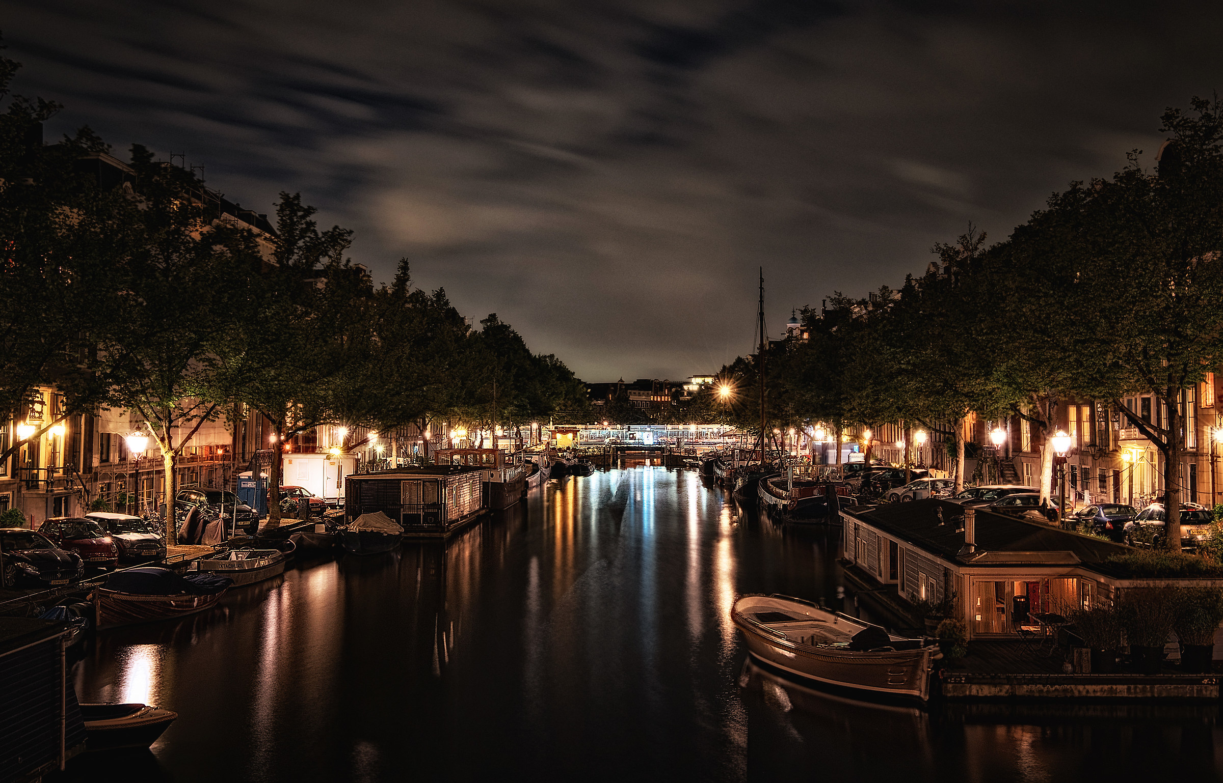 Night begins in Amsteram