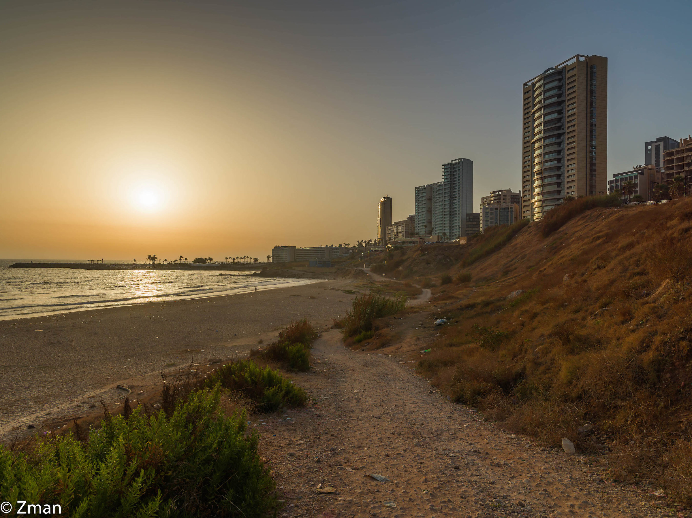 Tramonto alla spiaggia bianca delle sabbie