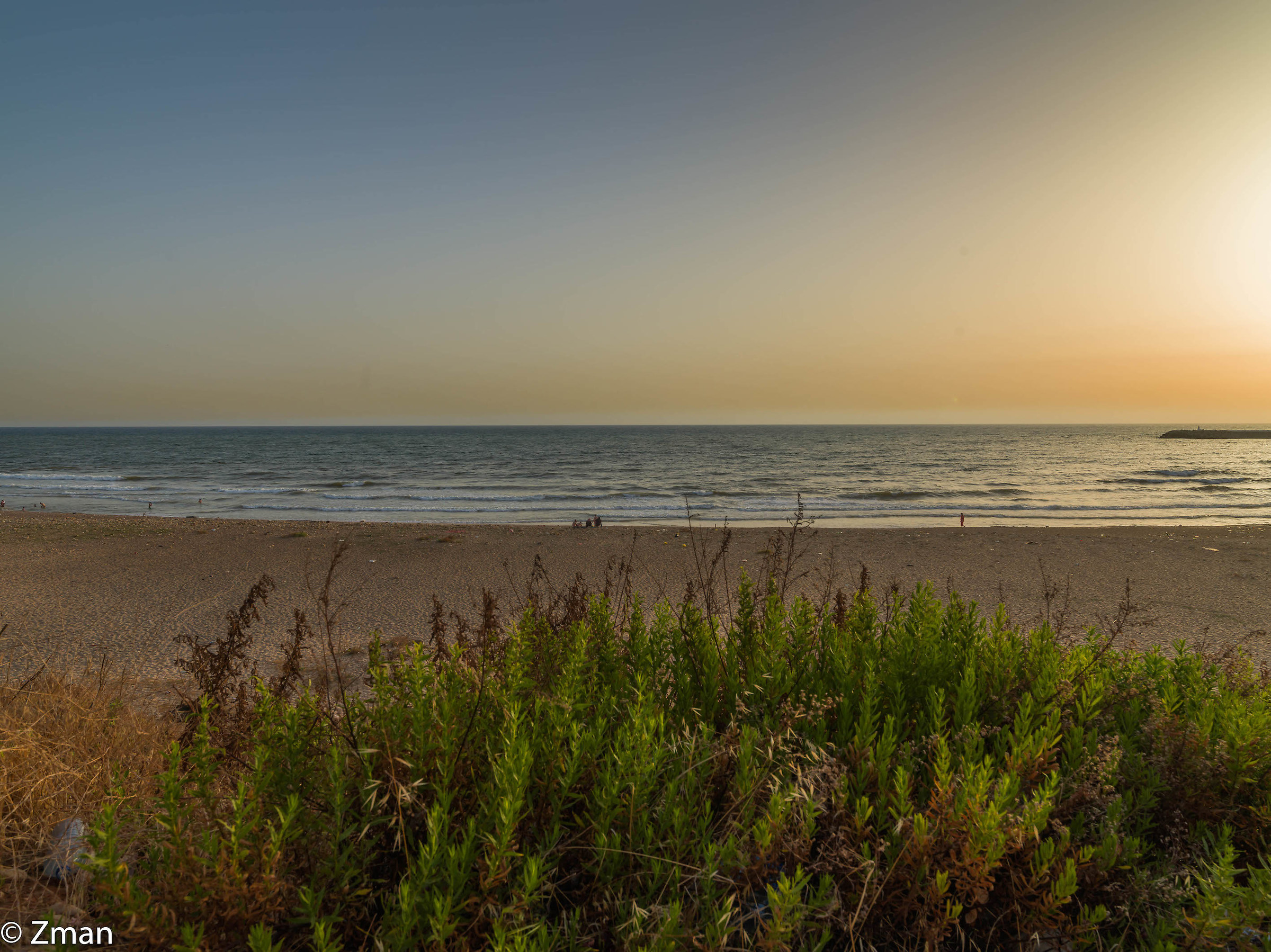 Tramonto alla spiaggia bianca delle sabbie
