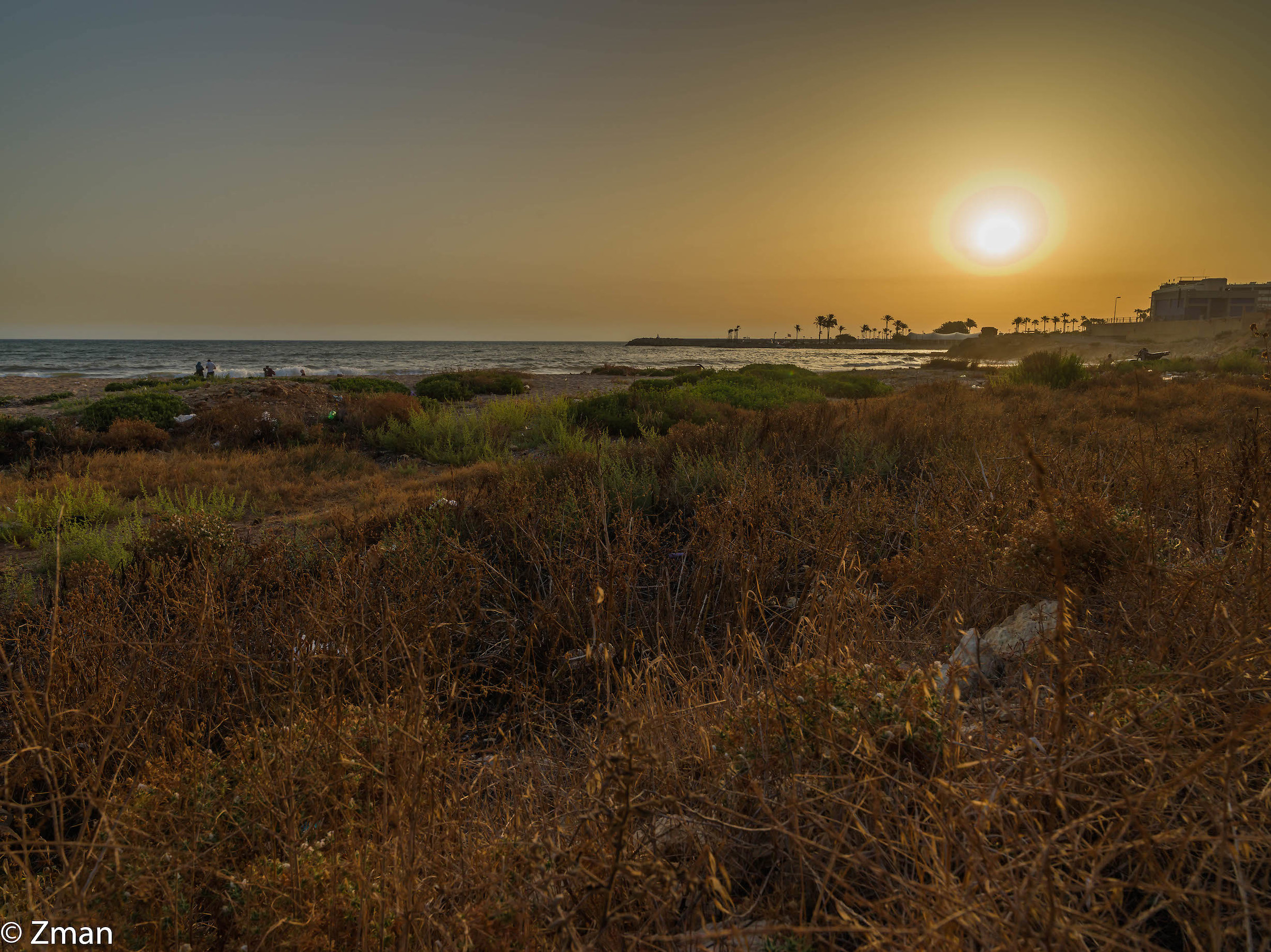 Tramonto alla spiaggia bianca delle sabbie