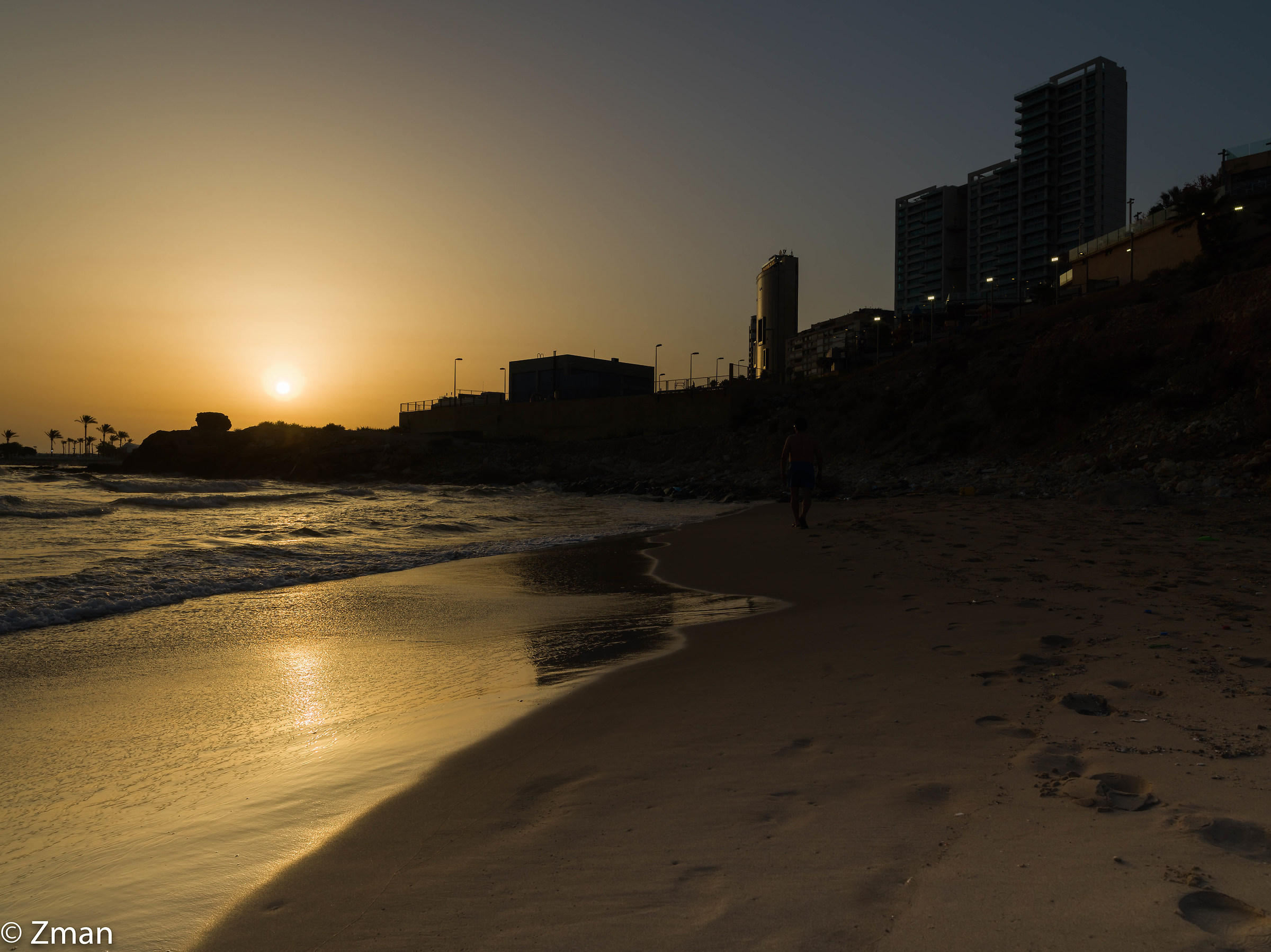 Tramonto alla spiaggia bianca delle sabbie