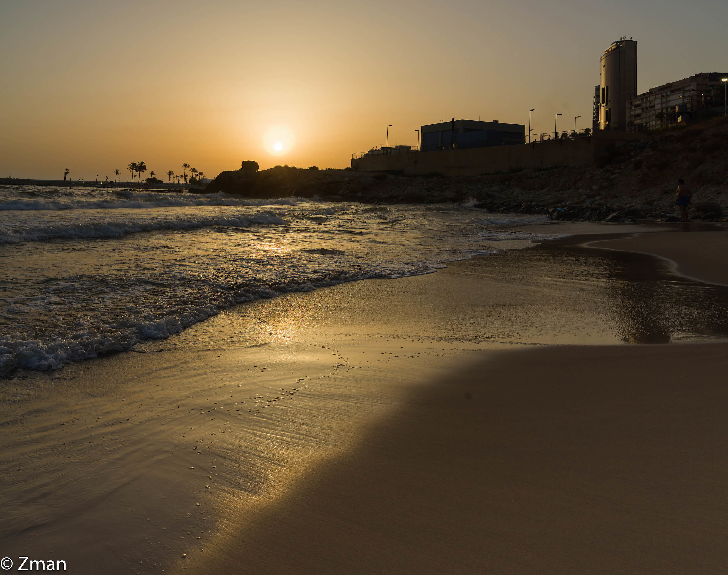 Tramonto alla spiaggia bianca delle sabbie