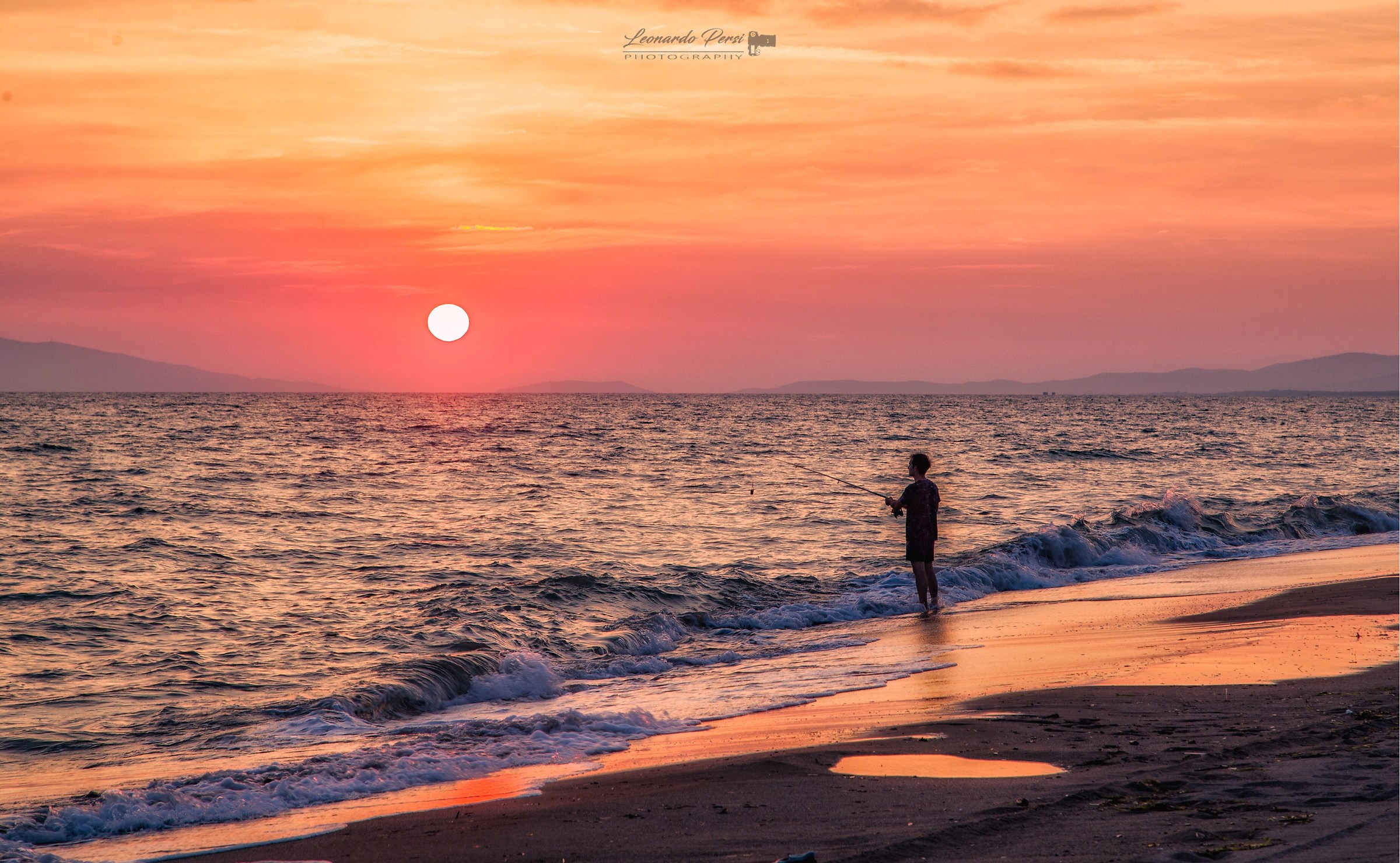 Classica foto di un pescatore al tramonto...