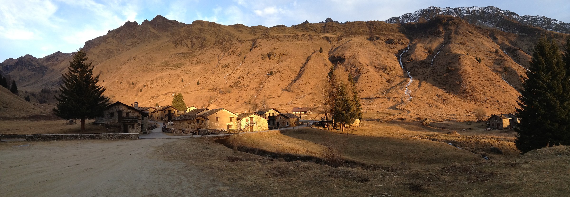 Houses of face-wooden bridge
